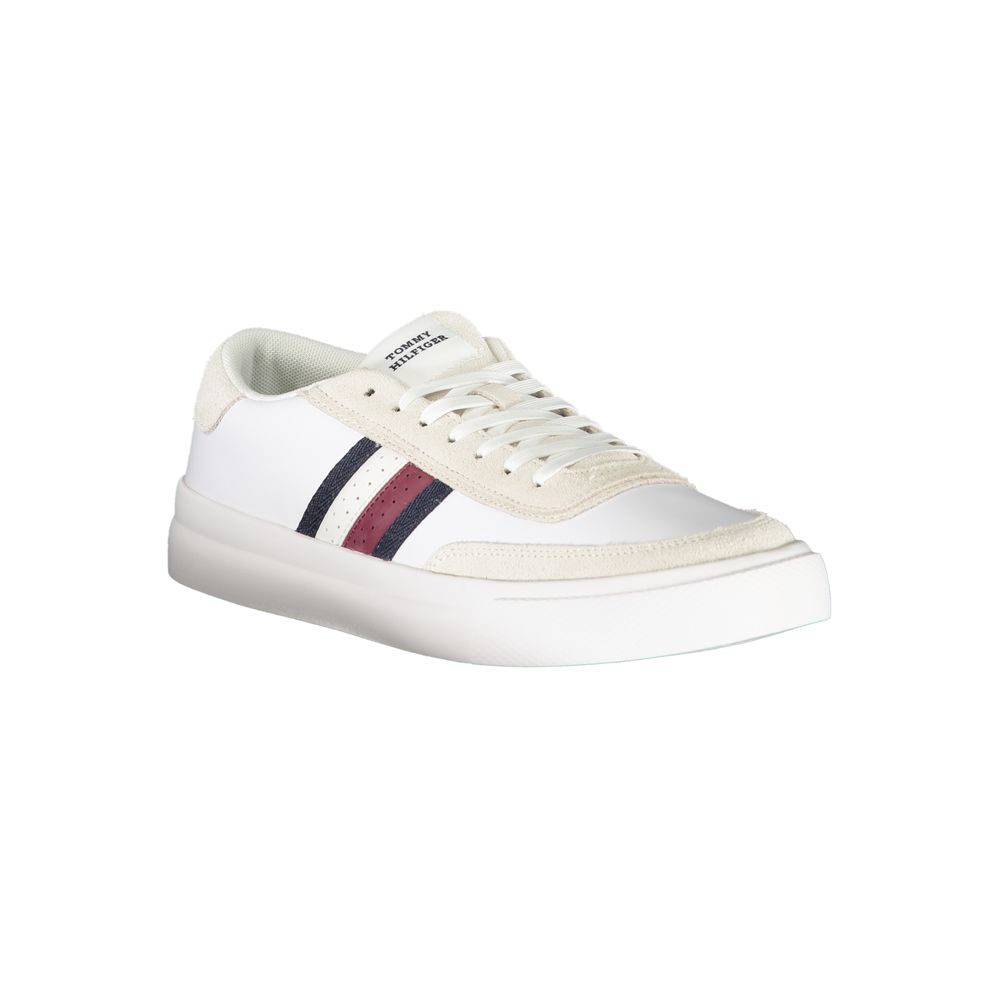 Sneaker en cuir blanc pour homme de Tommy Hilfiger, vue de face, avec détails de design moderne.