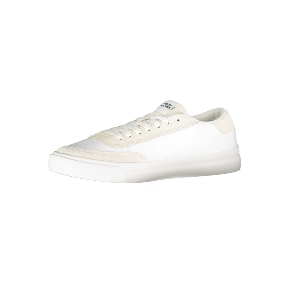 Sneaker en cuir blanc pour homme de la marque Tommy Hilfiger, vue de face avec détails de la semelle et du logo.