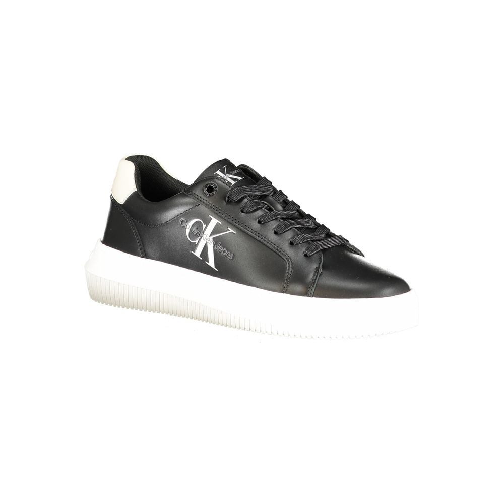 Sneaker pour homme Calvin Klein en polyester blanc, vue de côté, avec semelle blanche et design épuré.