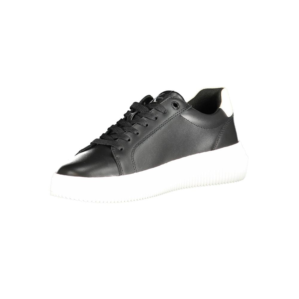 Sneakers blanches en polyester pour homme de la marque Calvin Klein, vue de côté avec détails de design moderne.