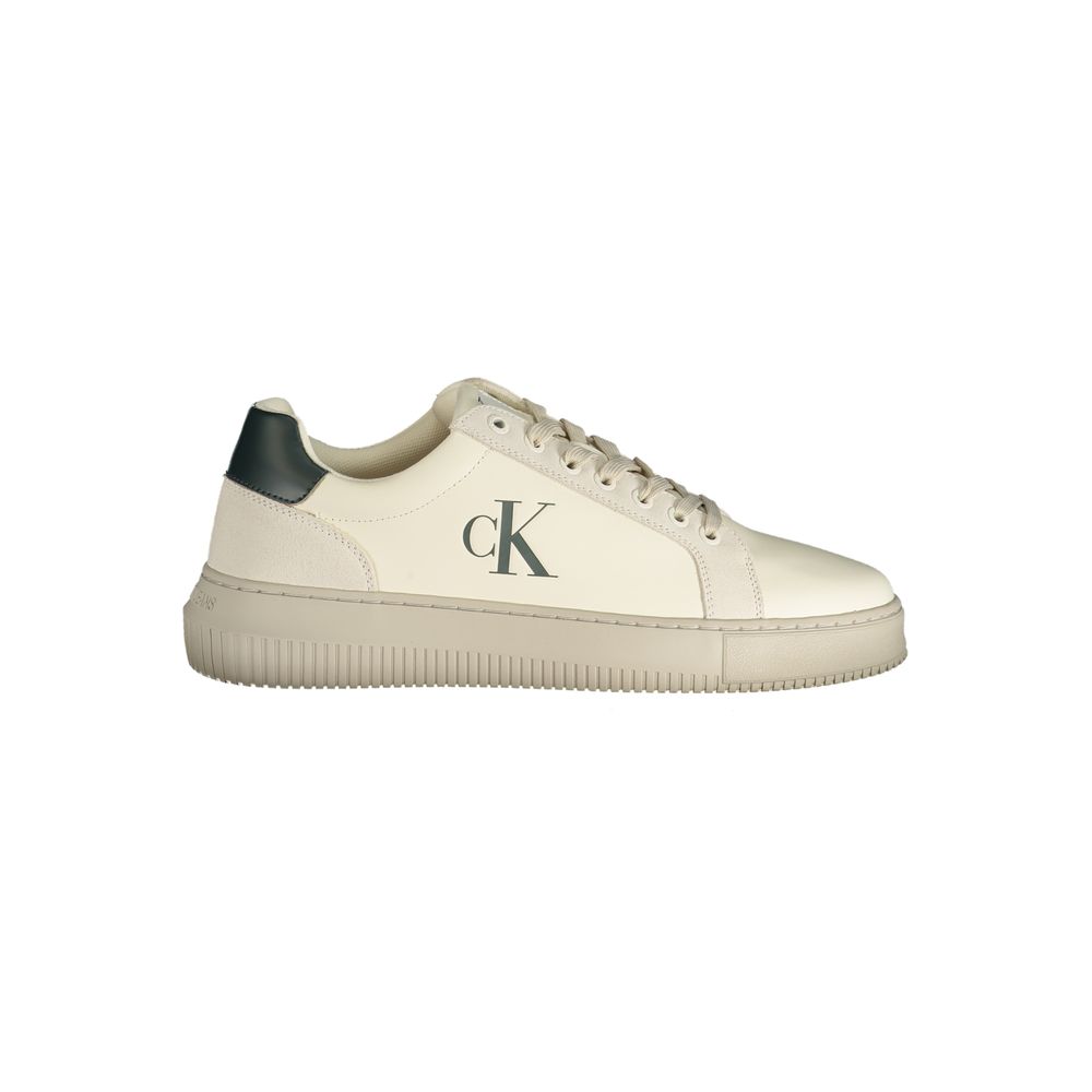 Chaussures masculines Calvin Klein en polyuréthane blanc, baskets élégantes pour homme, vue de face.
