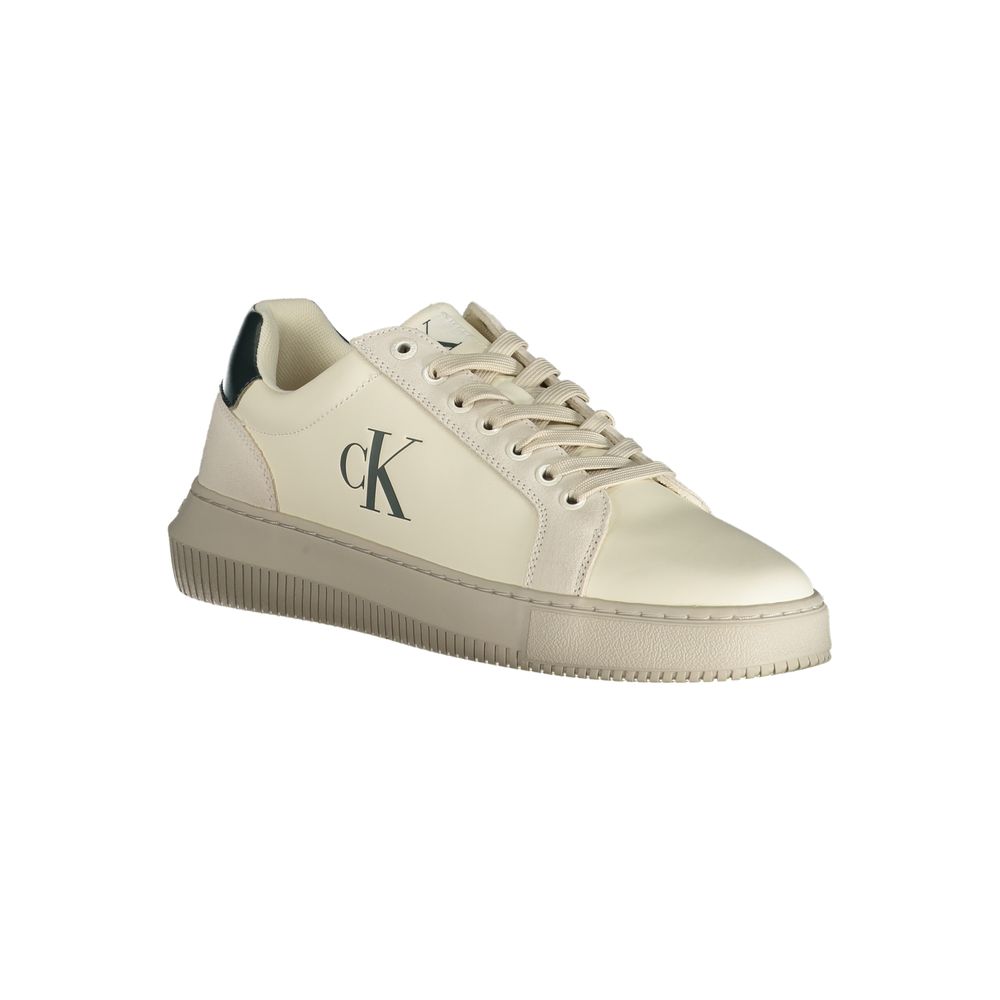Chaussures sneakers blanches en polyuréthane pour homme de Calvin Klein, vue de côté.