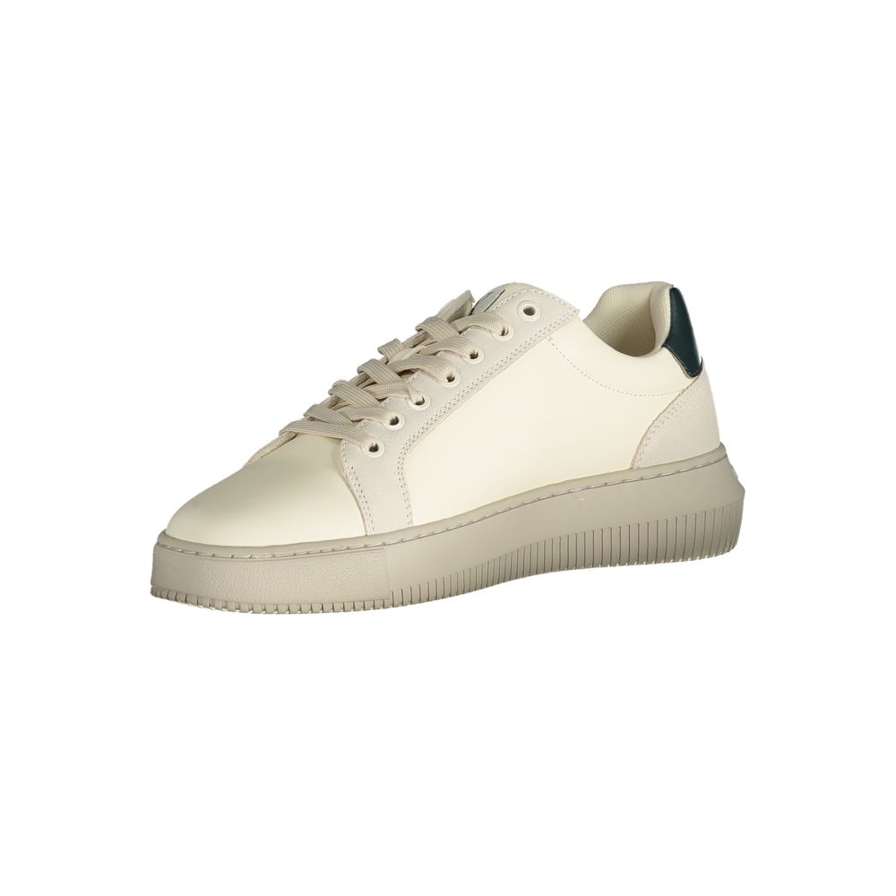 Sneakers blanches en polyuréthane pour homme de Calvin Klein, vue de face, avec semelle blanche et design épuré.
