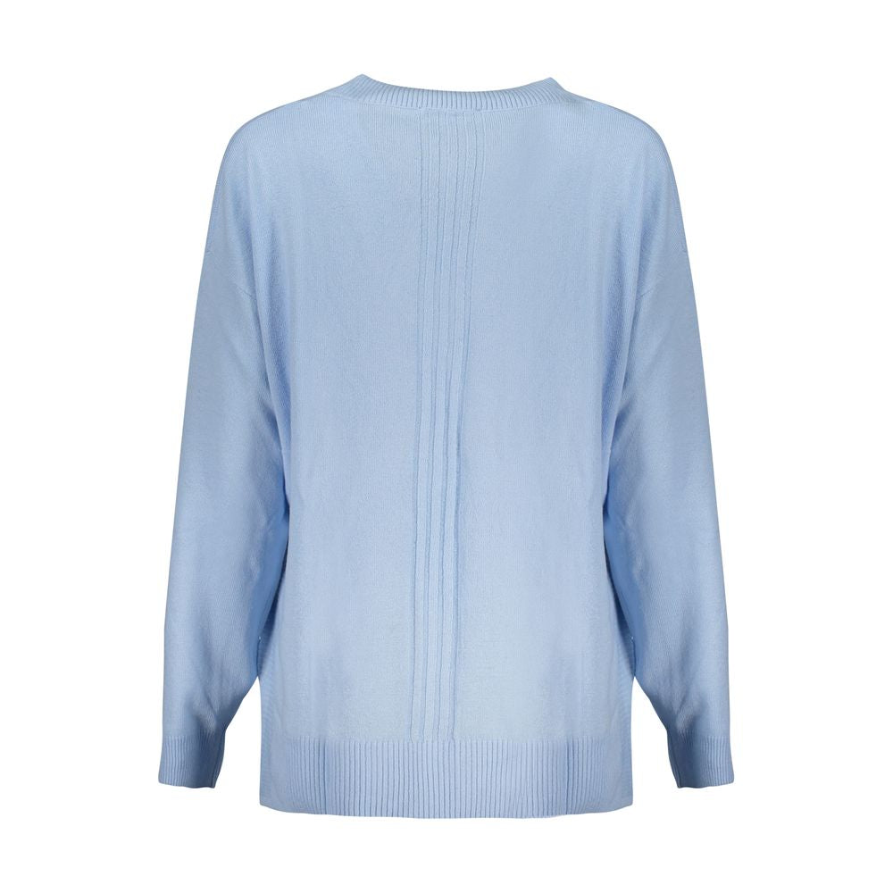 Pull en laine bleu azur pour femme Guess Jeans, doux et confortable, avec un col rond et un style décontracté.