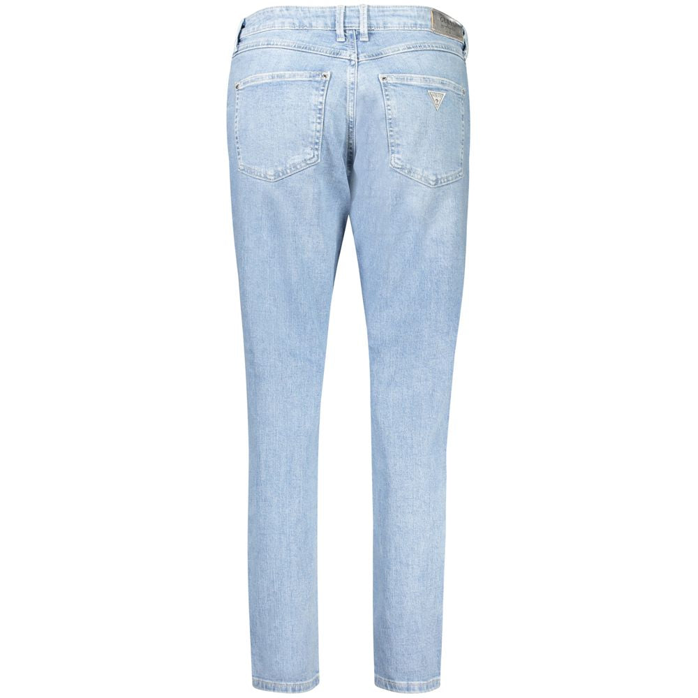 Jeans pour femmes Guess en coton bleu azur, coupe classique, détails modernes, porté sur mannequin.