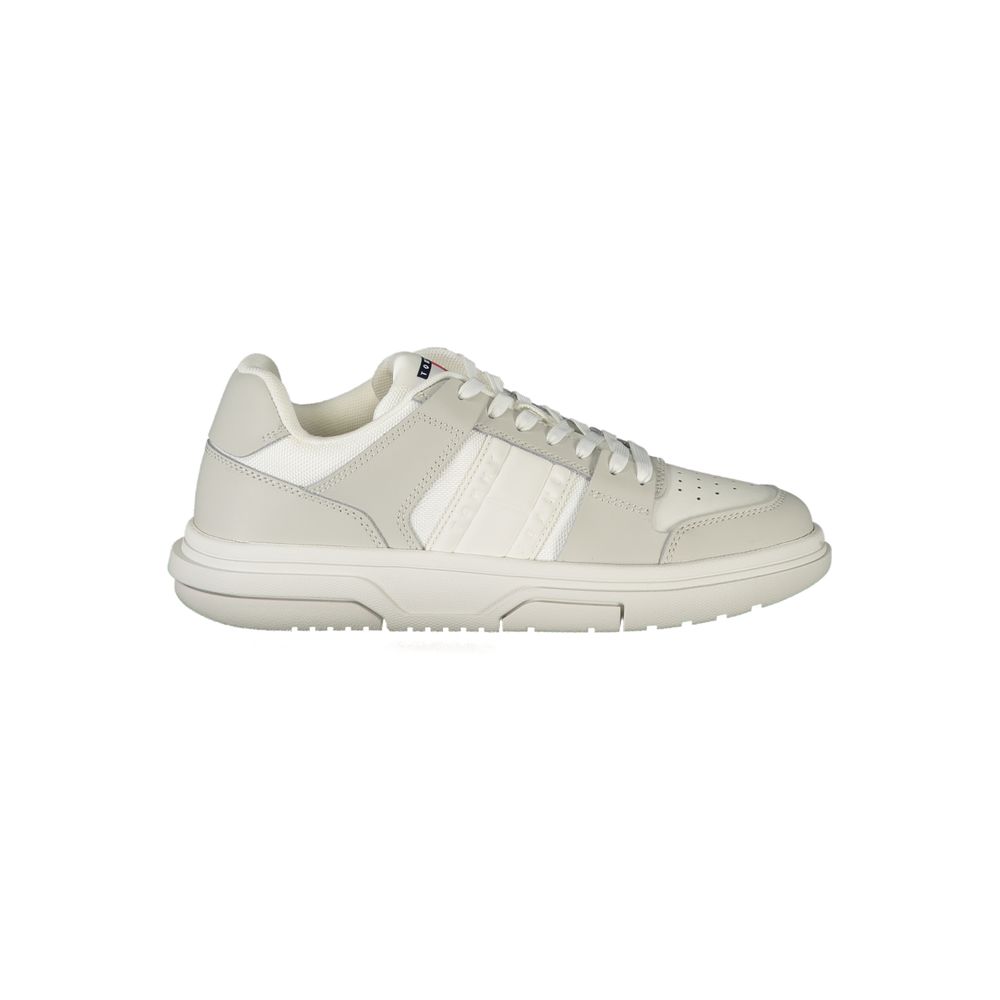 Sneaker en cuir blanc pour femmes de la marque Tommy Hilfiger, vue de côté, avec design élégant et semelle blanche.