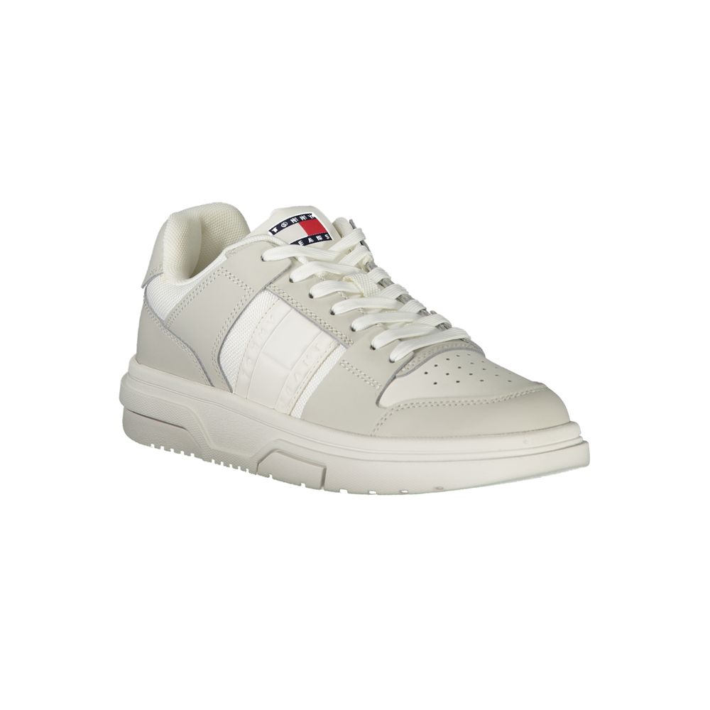 Chaussures femme Tommy Hilfiger en cuir blanc, sneakers élégants avec semelle blanche et design épuré.