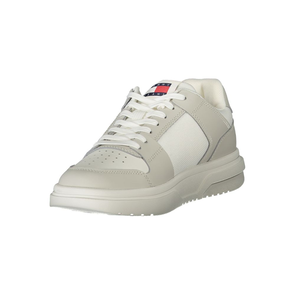 Sneakers blanches pour femmes de Tommy Hilfiger en cuir, style décontracté avec semelle blanche et design moderne.