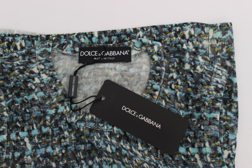 Pull en laine bleue sans manches de Dolce & Gabbana, pullover élégant avec col rond, porté sur un fond neutre.