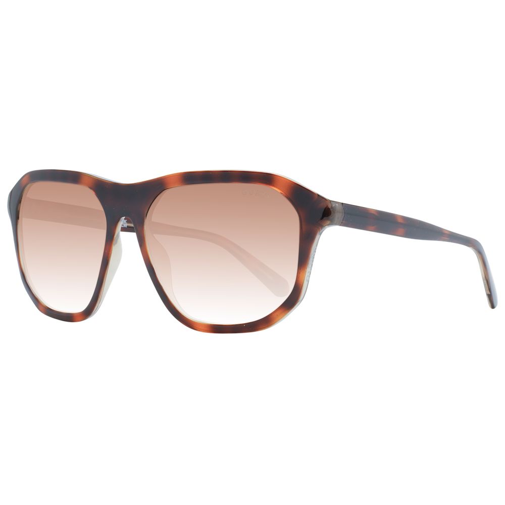 Lunettes de soleil en plastique marron Guess avec monture élégante et branches épaisses, mode tendance pour l'été.