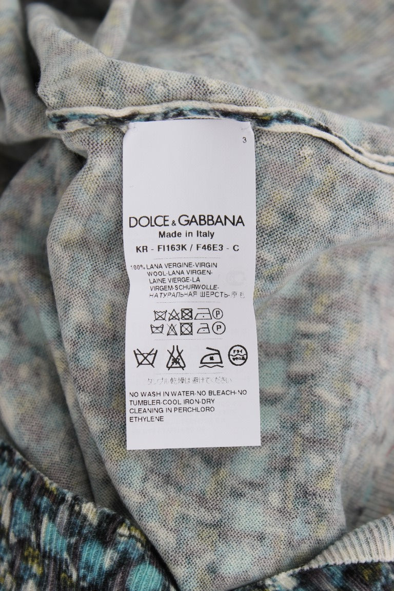 Pull sans manches en laine bleue Dolce & Gabbana, pull-over léger et élégant, visible sur le mannequin.