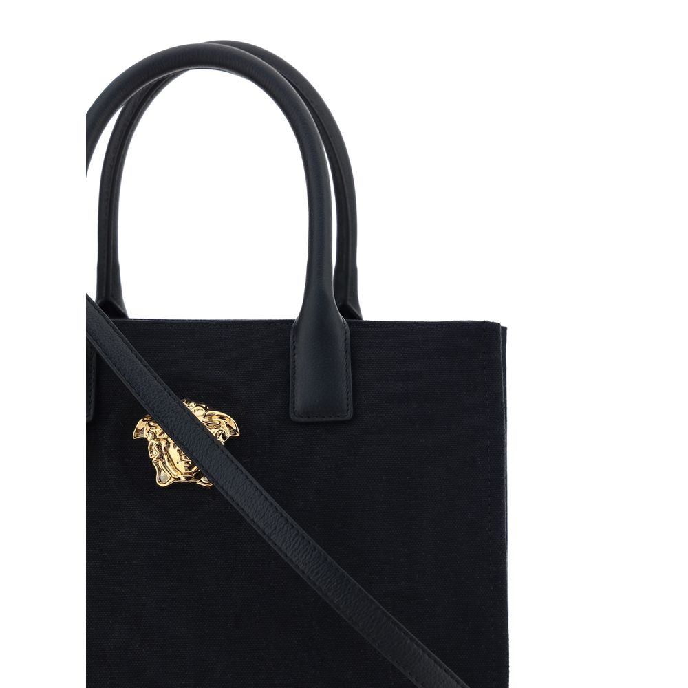 Sac à épaule en coton noir de la marque Versace, avec logo emblématique et design élégant visible sur l'image.