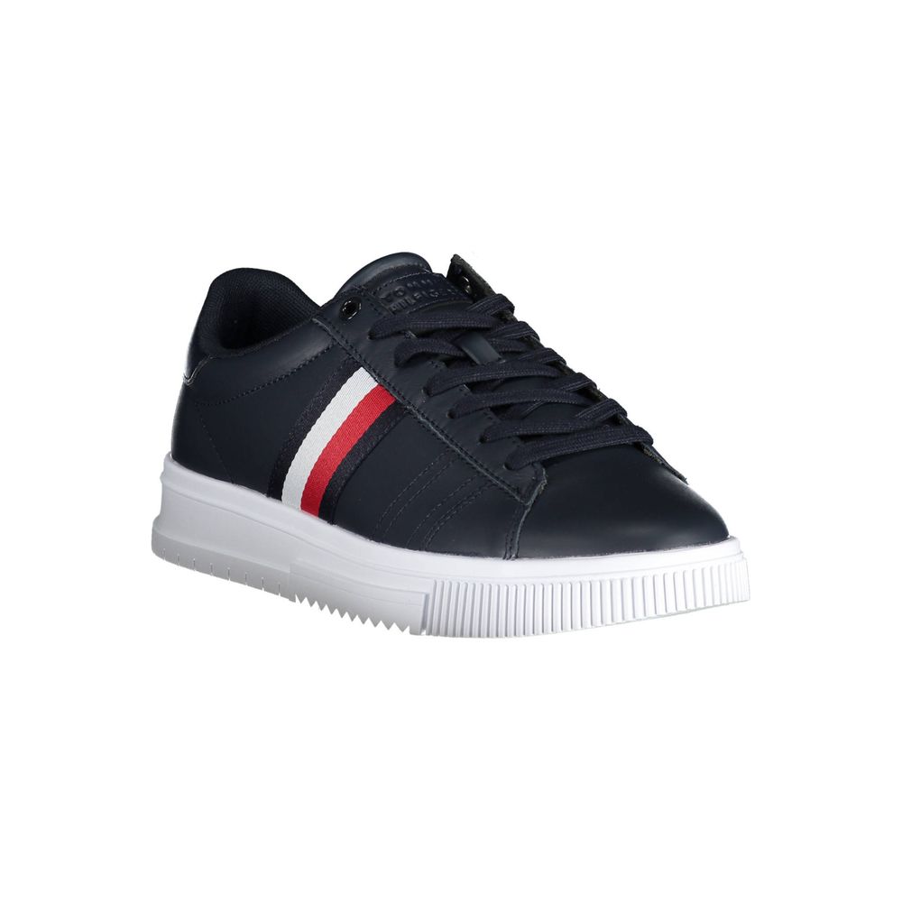 Sneaker homme en cuir bleu Tommy Hilfiger, style décontracté avec semelle blanche et détails de la marque.
