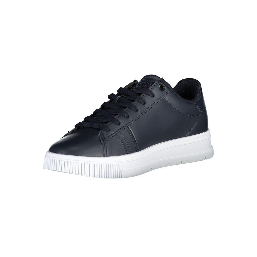 Sneaker en cuir bleu pour homme de la marque Tommy Hilfiger, avec semelle blanche et design décontracté.