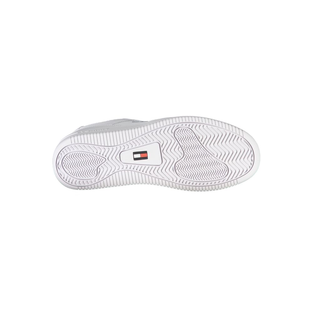 Sneakers en cuir blanc pour femmes de la marque Tommy Hilfiger, vue de face avec semelle blanche et design élégant.