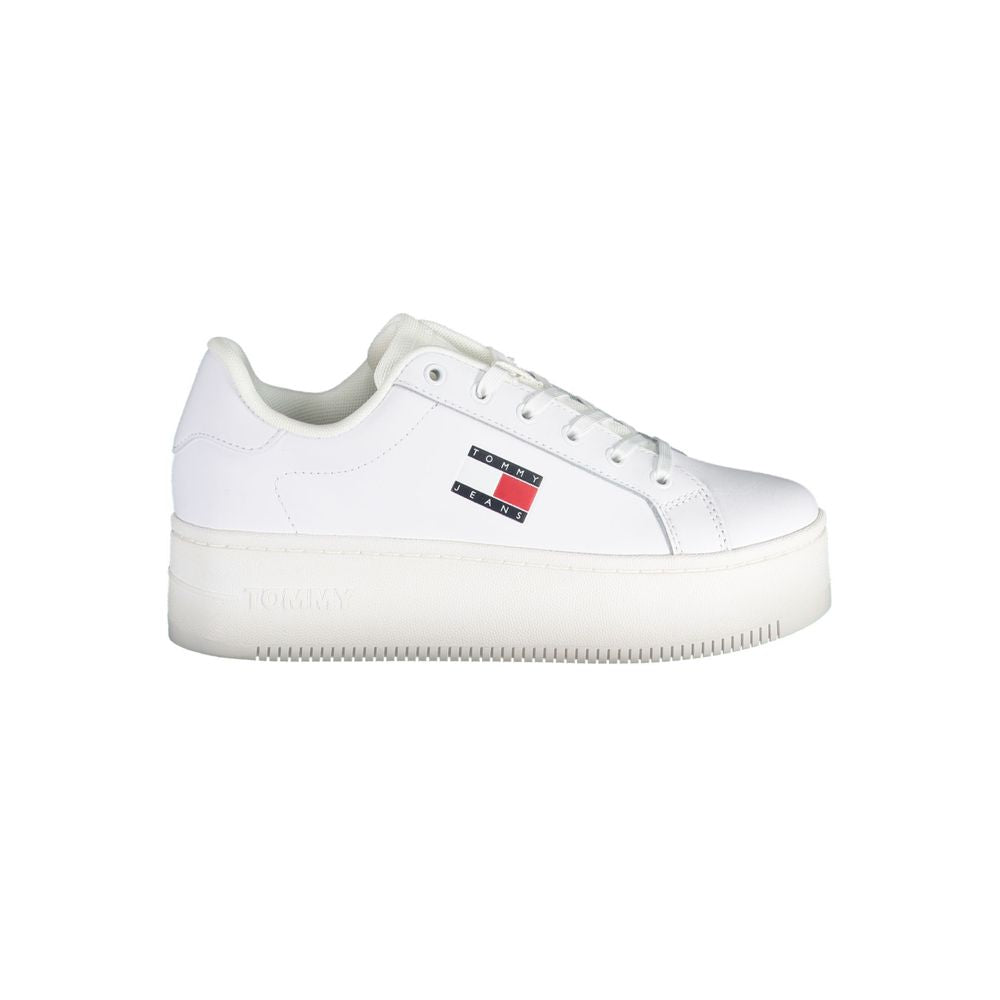 Sneaker femme en cuir blanc Tommy Hilfiger, style décontracté et élégant, avec logo de la marque sur le côté.