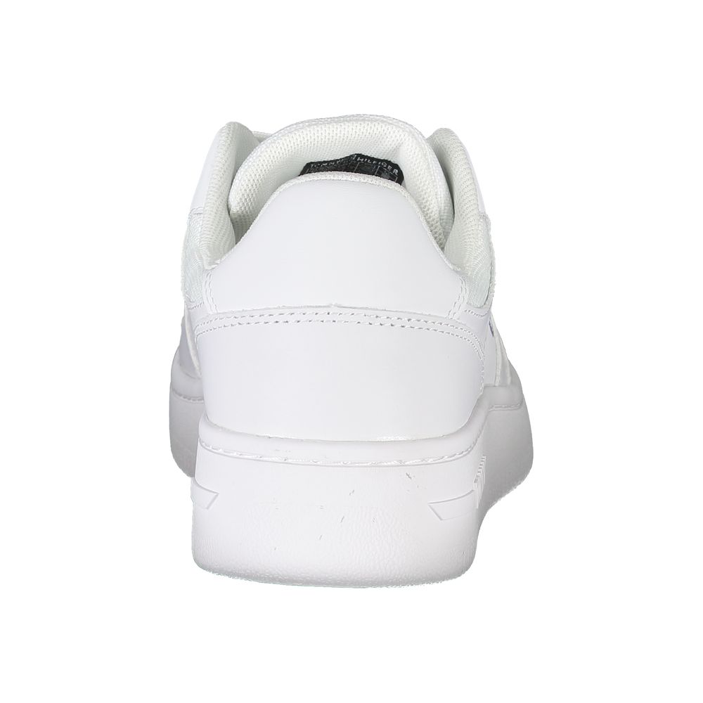 Sneakers blanches pour femmes Tommy Hilfiger en cuir avec semelle blanche, style décontracté et look moderne.