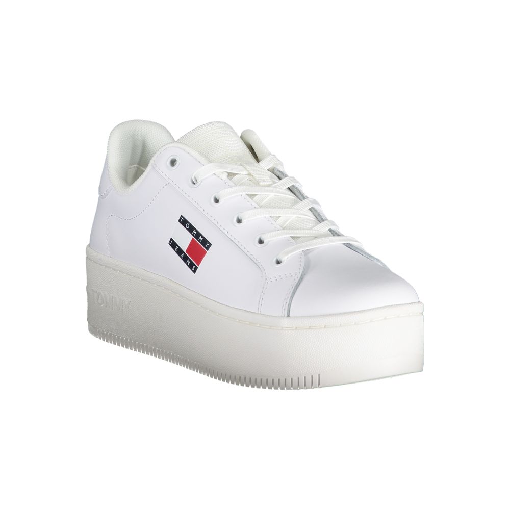 Sneakers pour femmes Tommy Hilfiger en cuir blanc, style décontracté, avec lacets et design élégant.