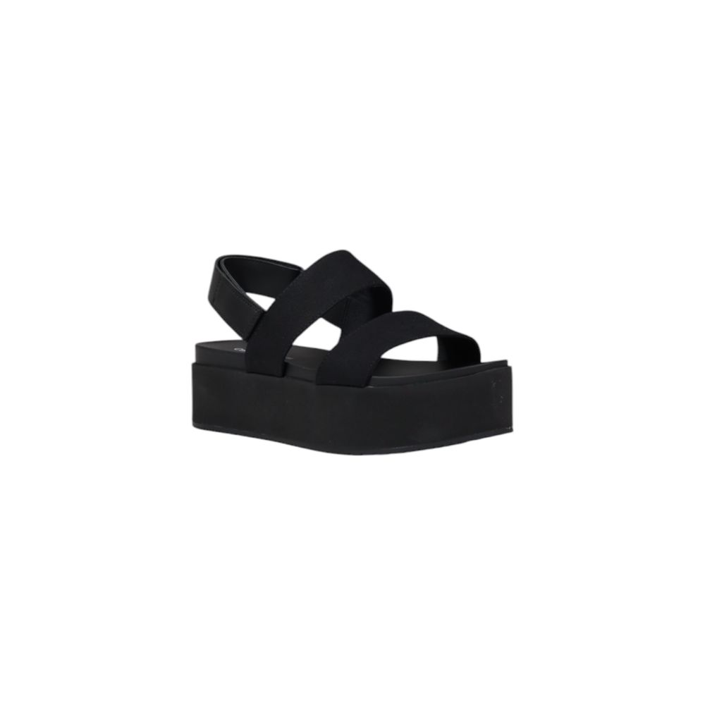 Sandales plateforme en coton biologique noir de Calvin Klein Jeans, vue de face, avec semelle épaisse et design moderne.