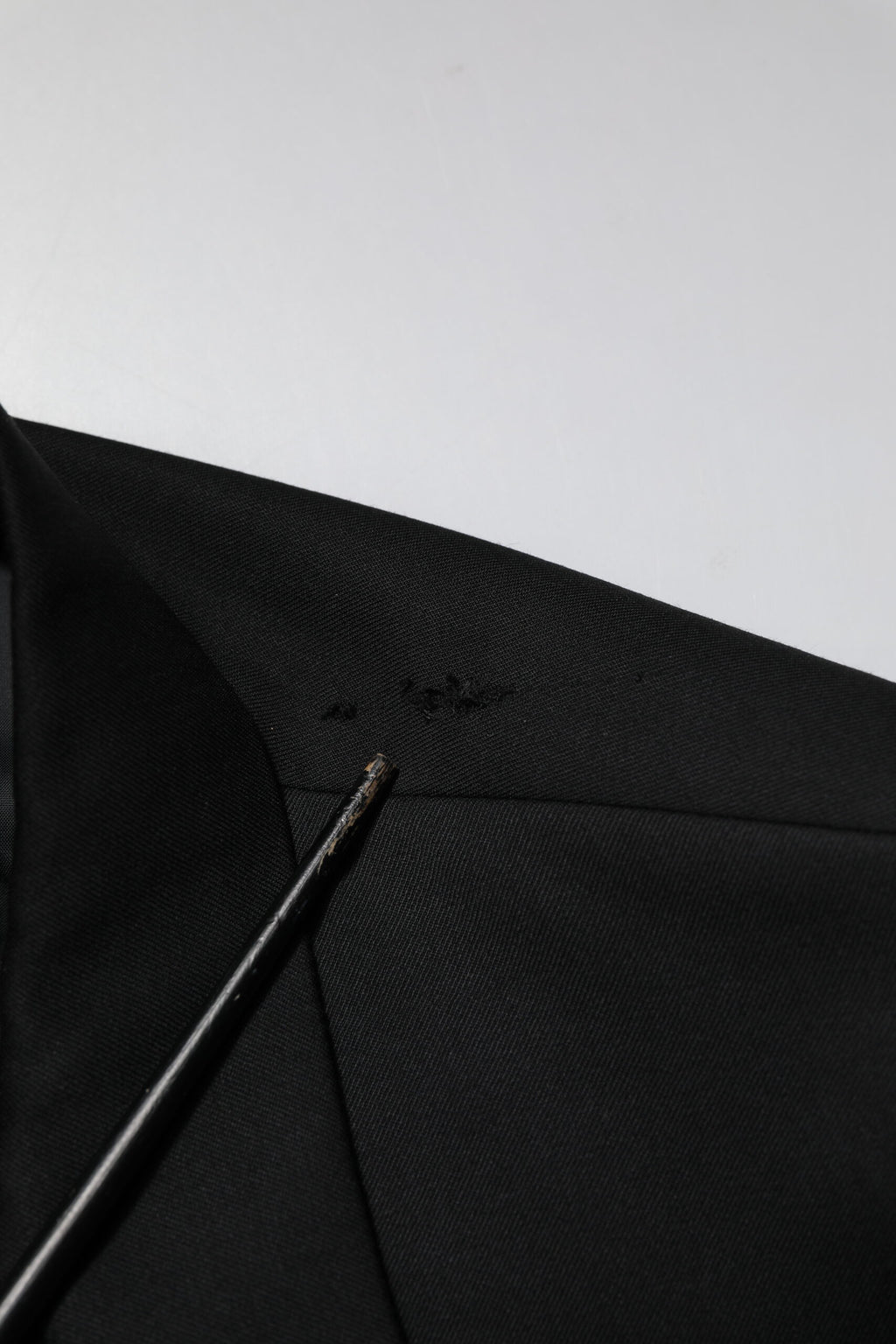 Veste blazer homme Emporio Armani noire à double boutonnage, élégante, en tissu fin avec cols et poches visibles.