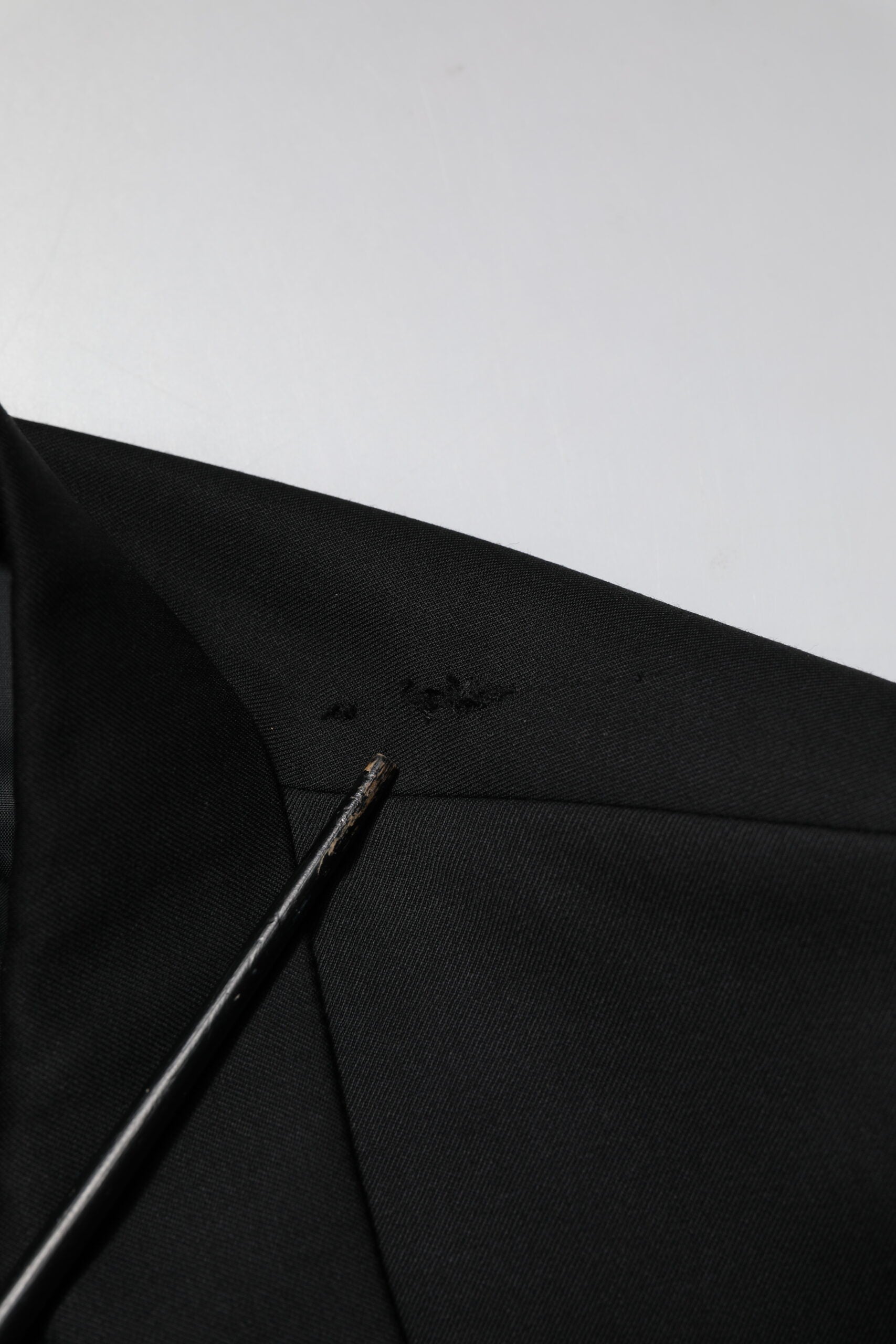 Veste blazer homme Emporio Armani noire à double boutonnage, élégante, en tissu fin avec cols et poches visibles.