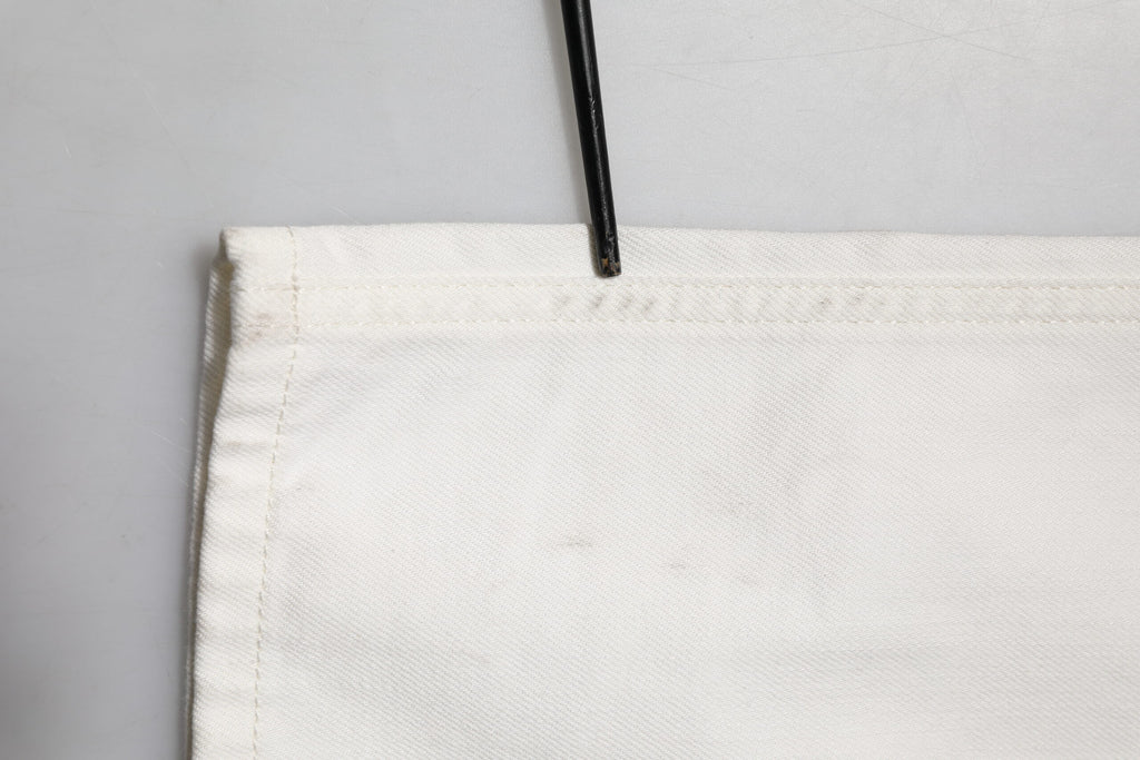 Jeans slim en coton blanc pour homme de Dolce & Gabbana, coupe skinny, visible détails et couture sur le denim.