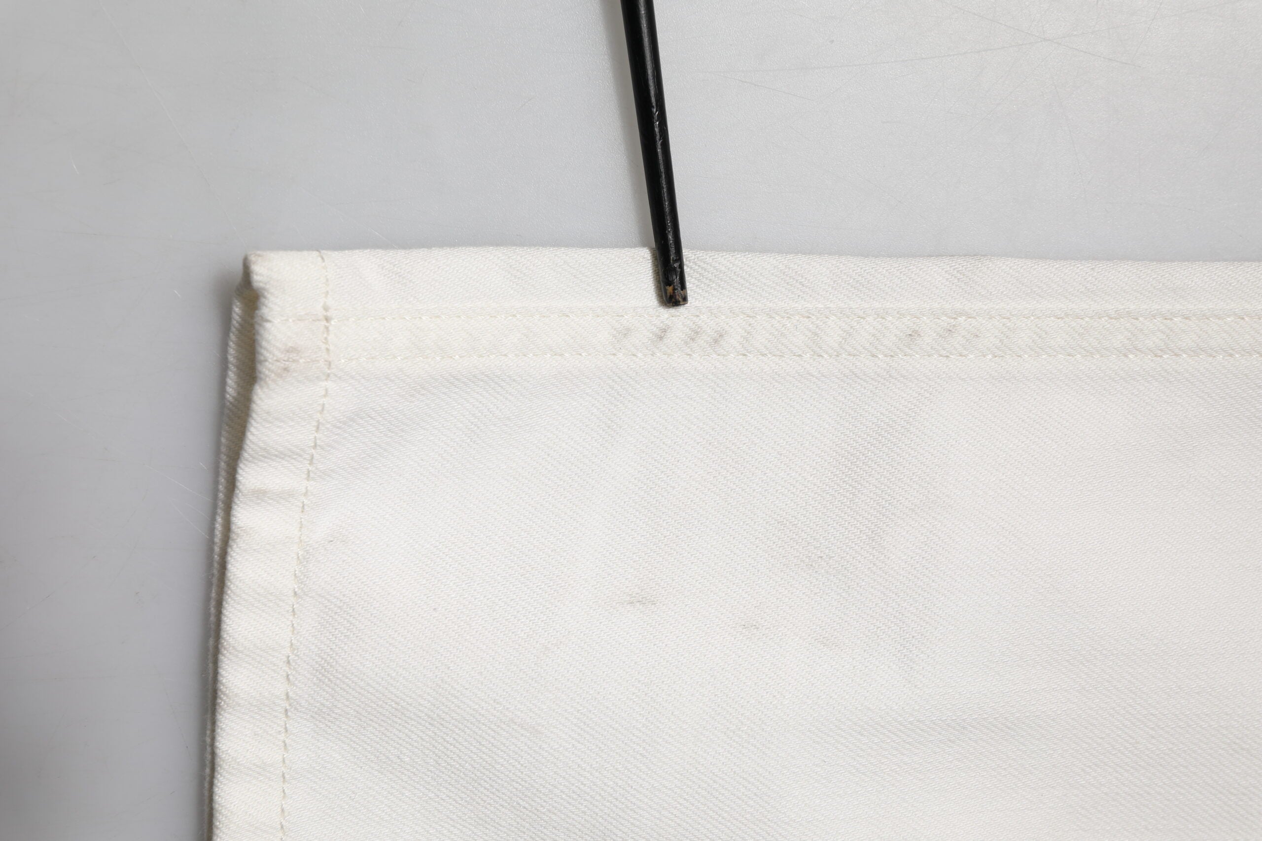 Jeans slim en coton blanc pour homme de Dolce & Gabbana, coupe skinny, visible détails et couture sur le denim.