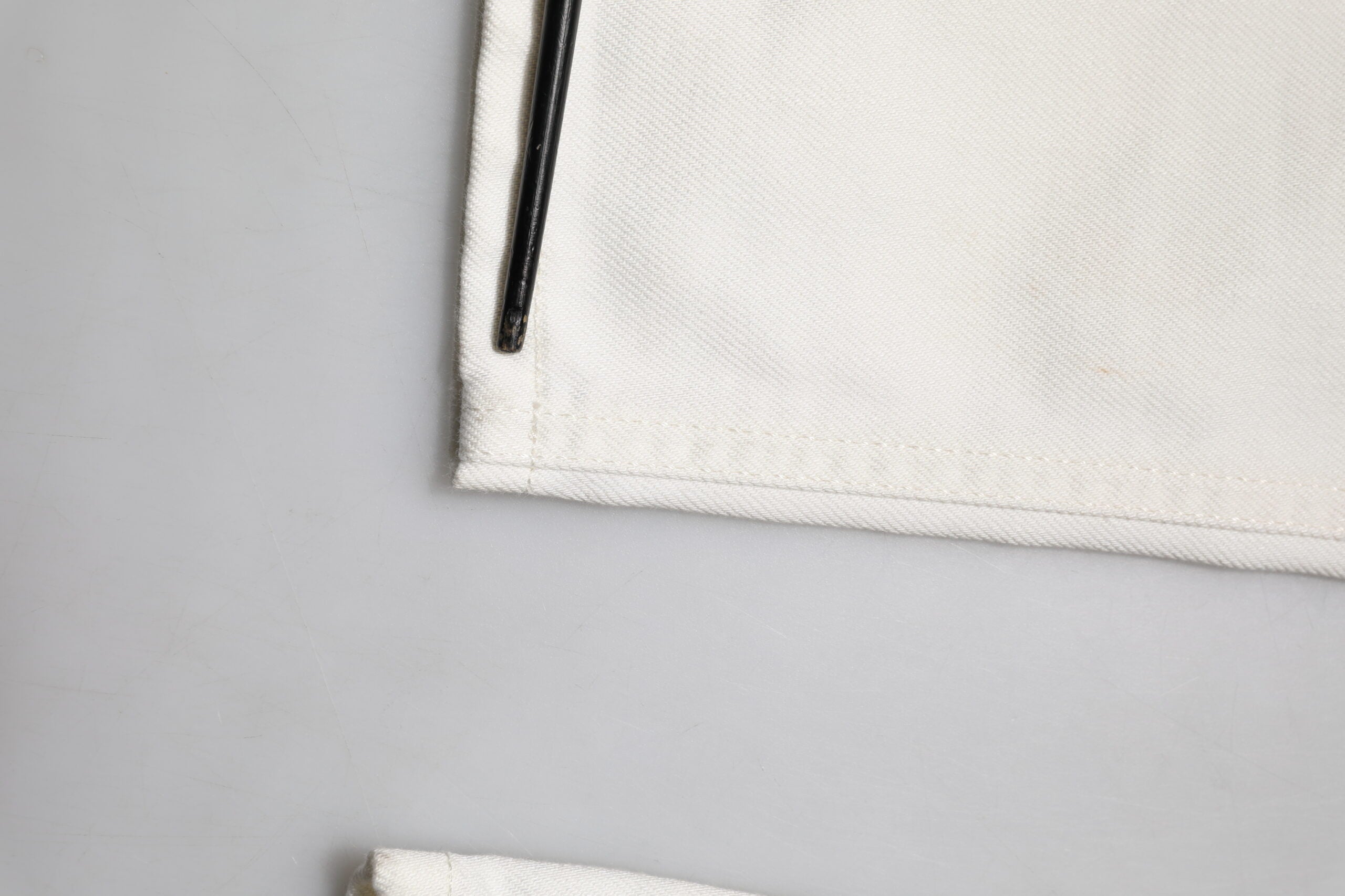 Jeans skinny en coton blanc pour homme de Dolce & Gabbana, coupe ajustée et détails modernes.