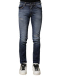 Jeans slim en denim bleu Dolce & Gabbana en coton lavé pour homme, affichant une coupe ajustée et des détails de couture.