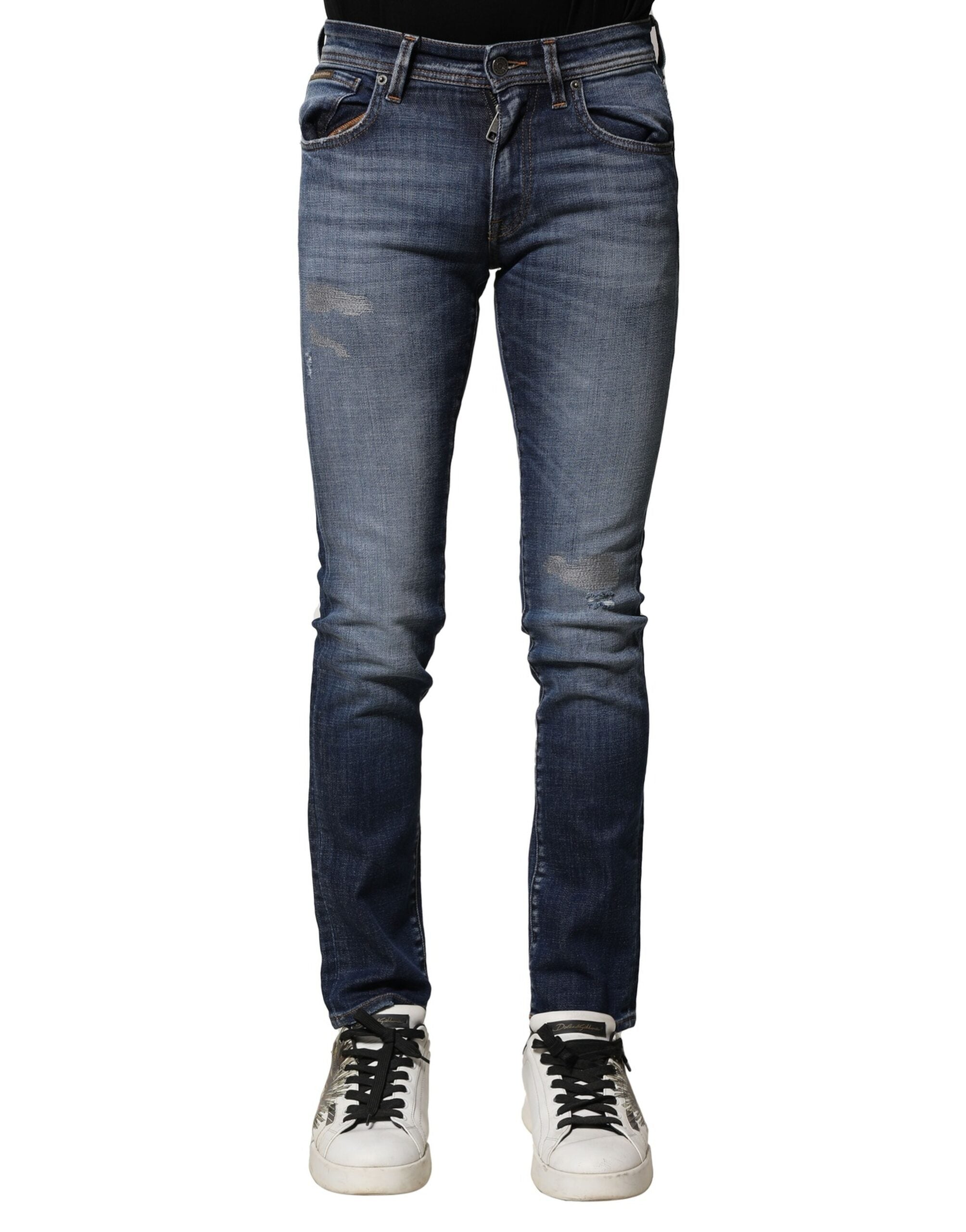 Jeans slim en denim bleu Dolce & Gabbana en coton lavé pour homme, affichant une coupe ajustée et des détails de couture.