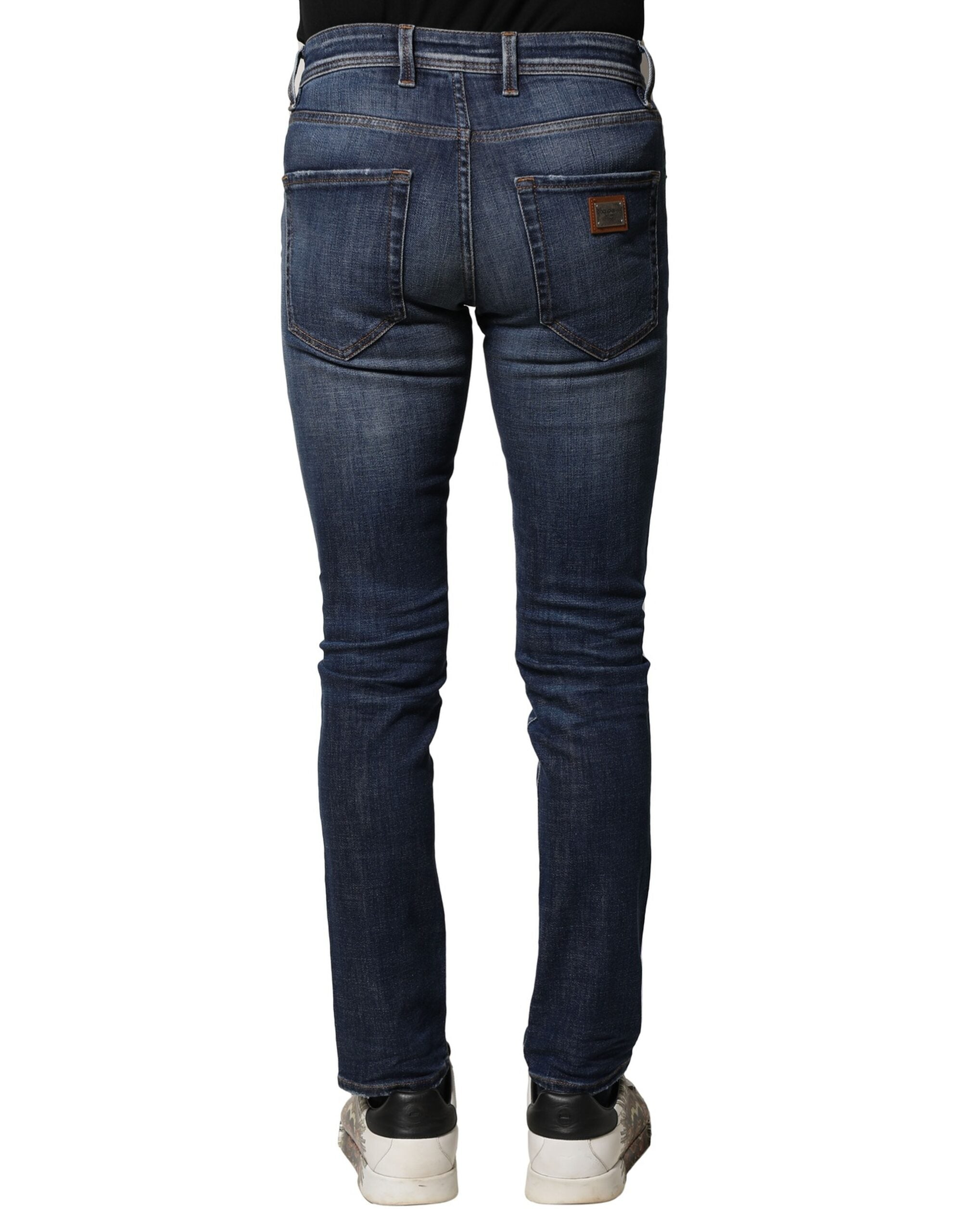 Jeans homme Dolce & Gabbana en denim bleu lavé, coupe slim, en coton, visible détails de couture et poches.