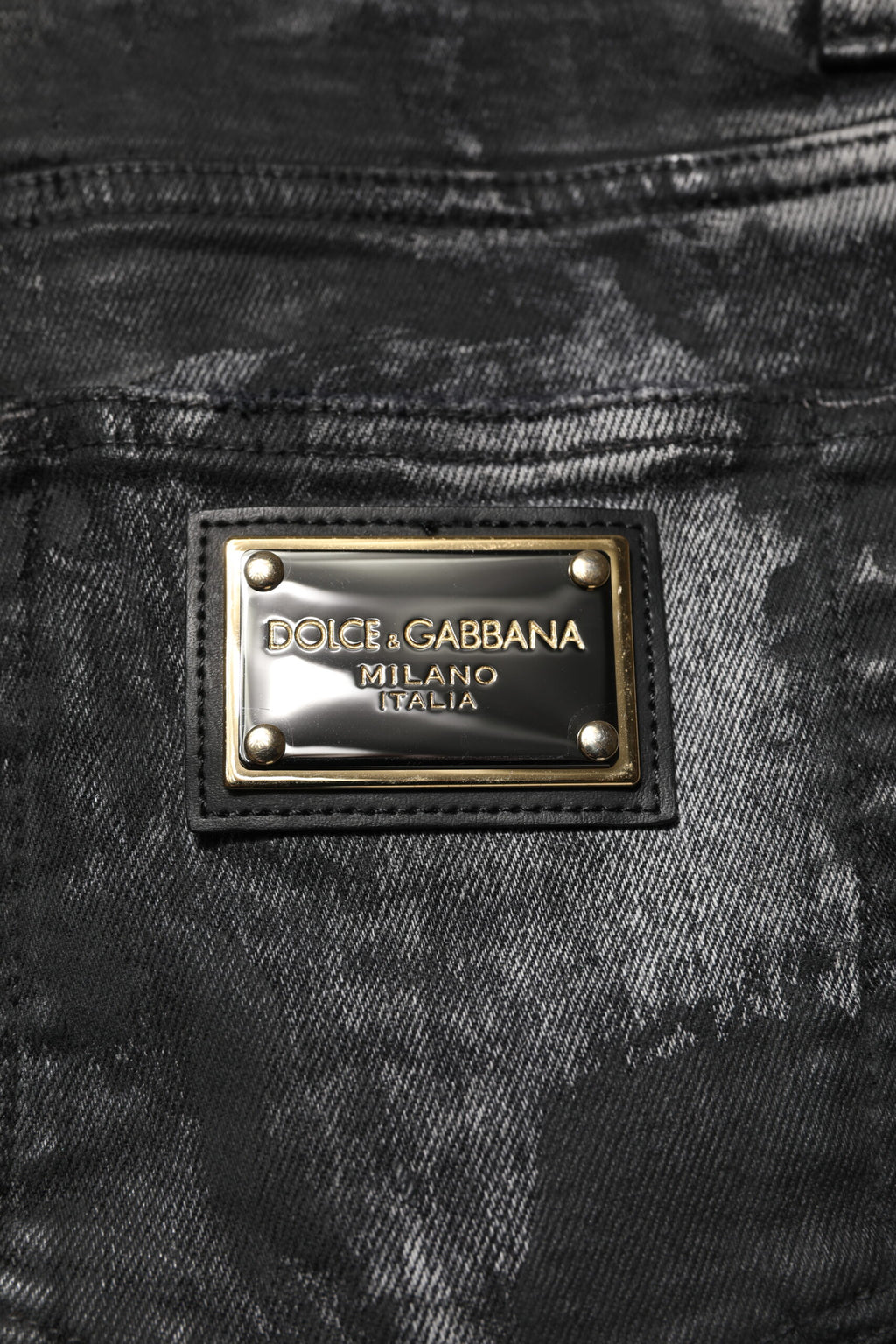 Jeans skinny en denim noir Dolce & Gabbana avec ourlet effacé et embellissements, denim lavé, mode élégante et moderne.