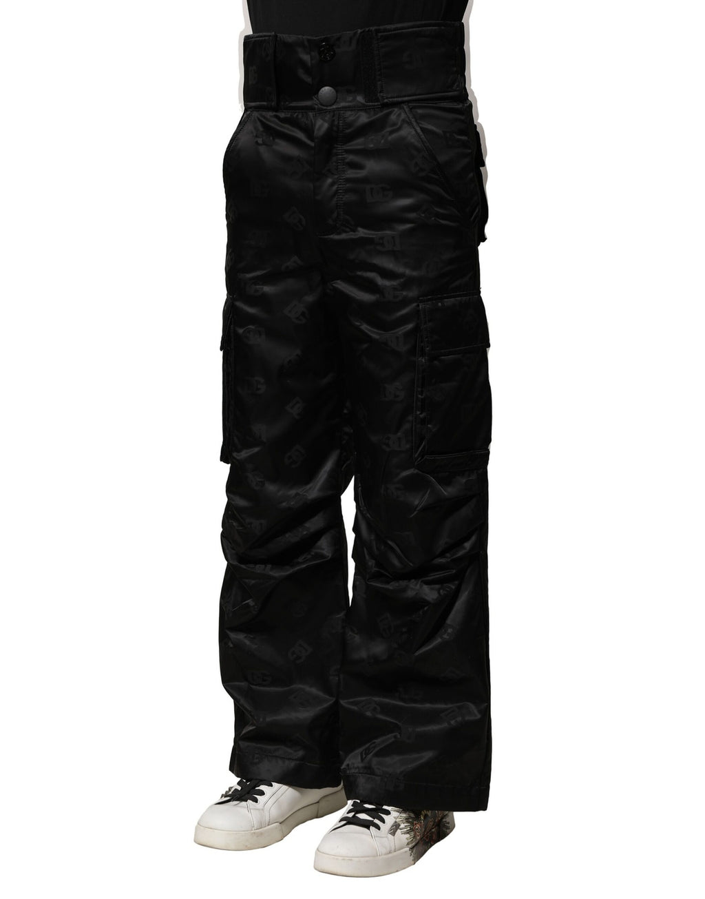 Pantalon droit en nylon noir Dolce & Gabbana avec logo DG imprimé, vue de face.