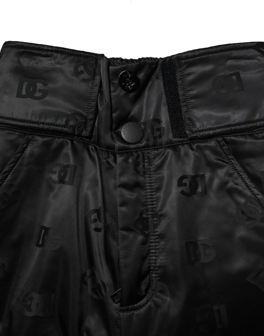 Pantalons droits en nylon noir Dolce & Gabbana avec logo DG, vue de face, décontractés et modernes.