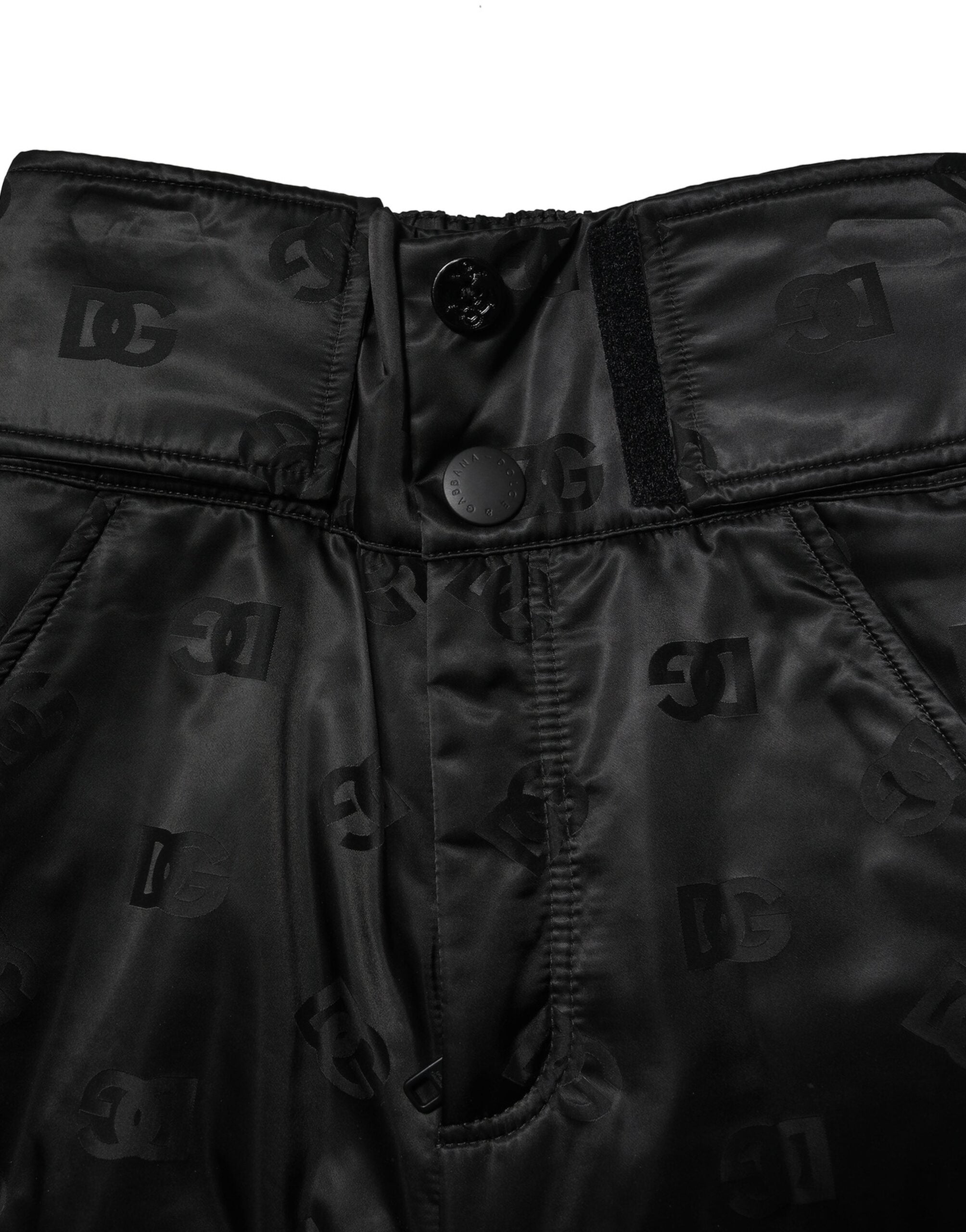Pantalons droits en nylon noir Dolce & Gabbana avec logo DG, vue de face, décontractés et modernes.