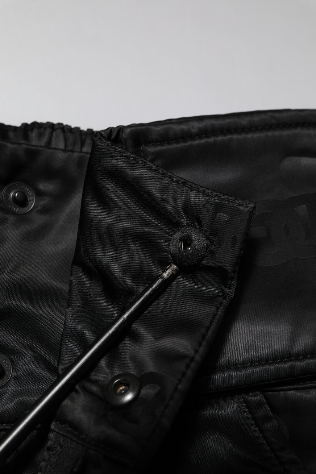 Pantalon droit noir en nylon Dolce & Gabbana avec logo DG, vue de face, décontracté et élégant.