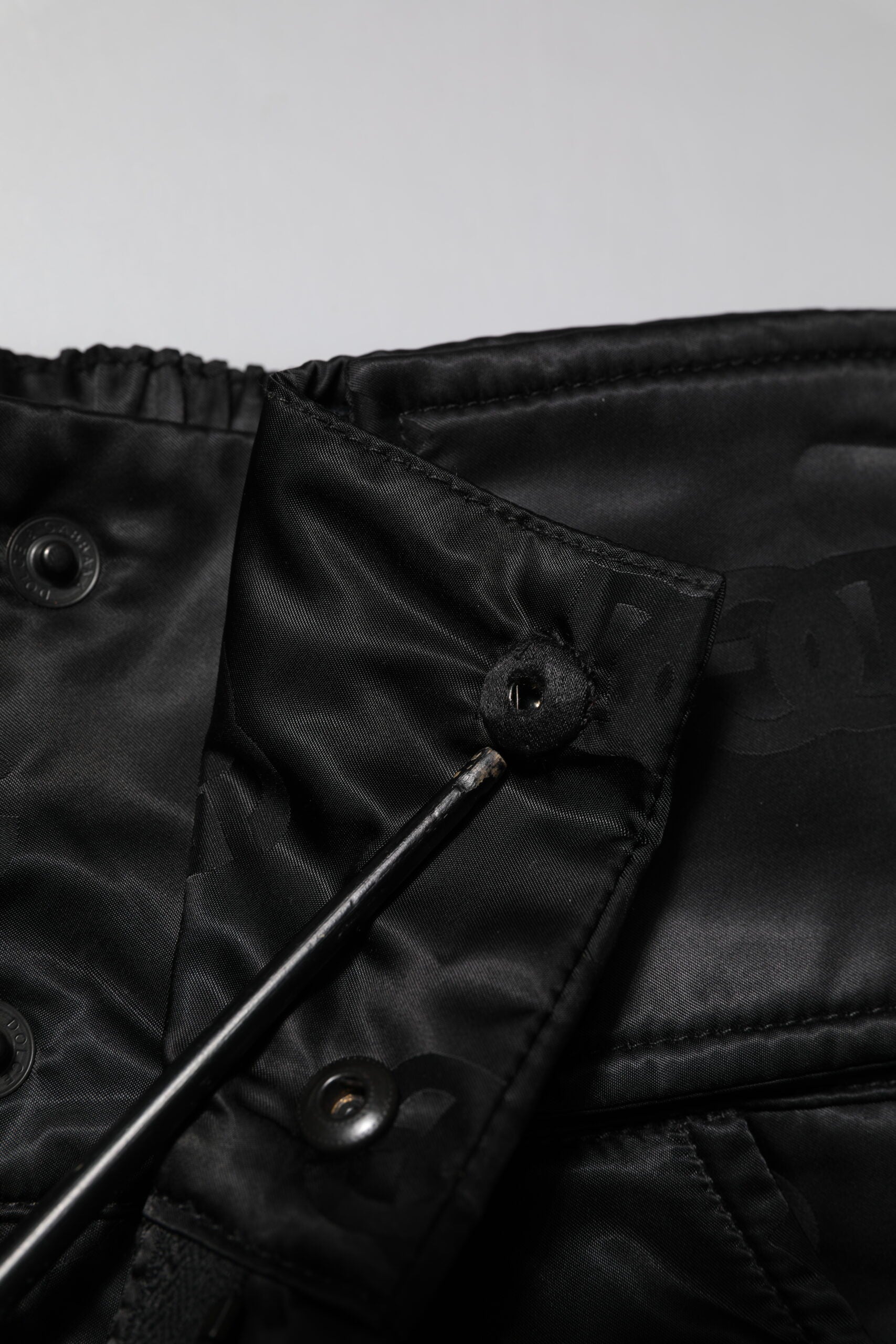 Pantalon droit noir en nylon Dolce & Gabbana avec logo DG, vue de face, décontracté et élégant.