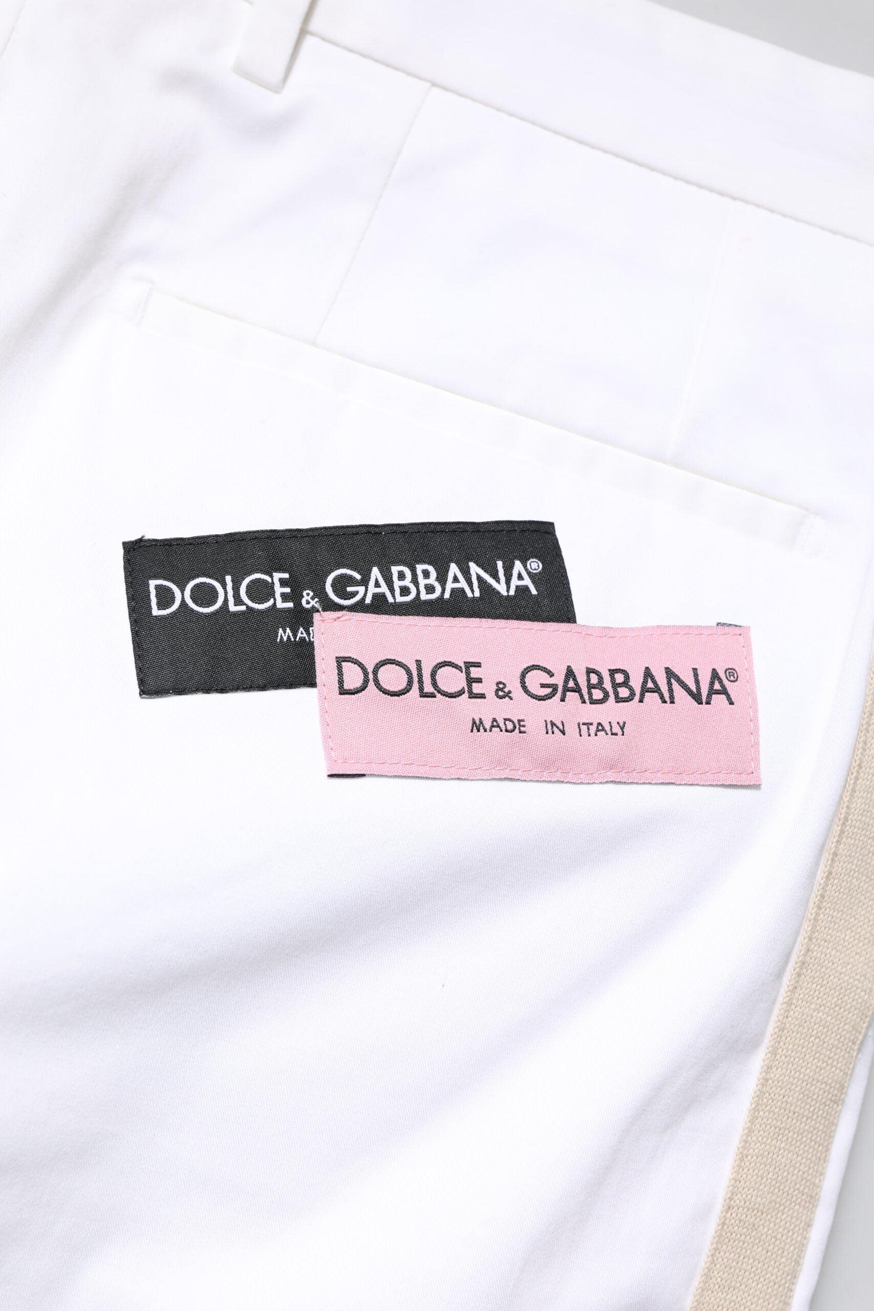 Pantalon homme Dolce & Gabbana blanc en coton, coupe droite avec logo visible, style élégant et décontracté.