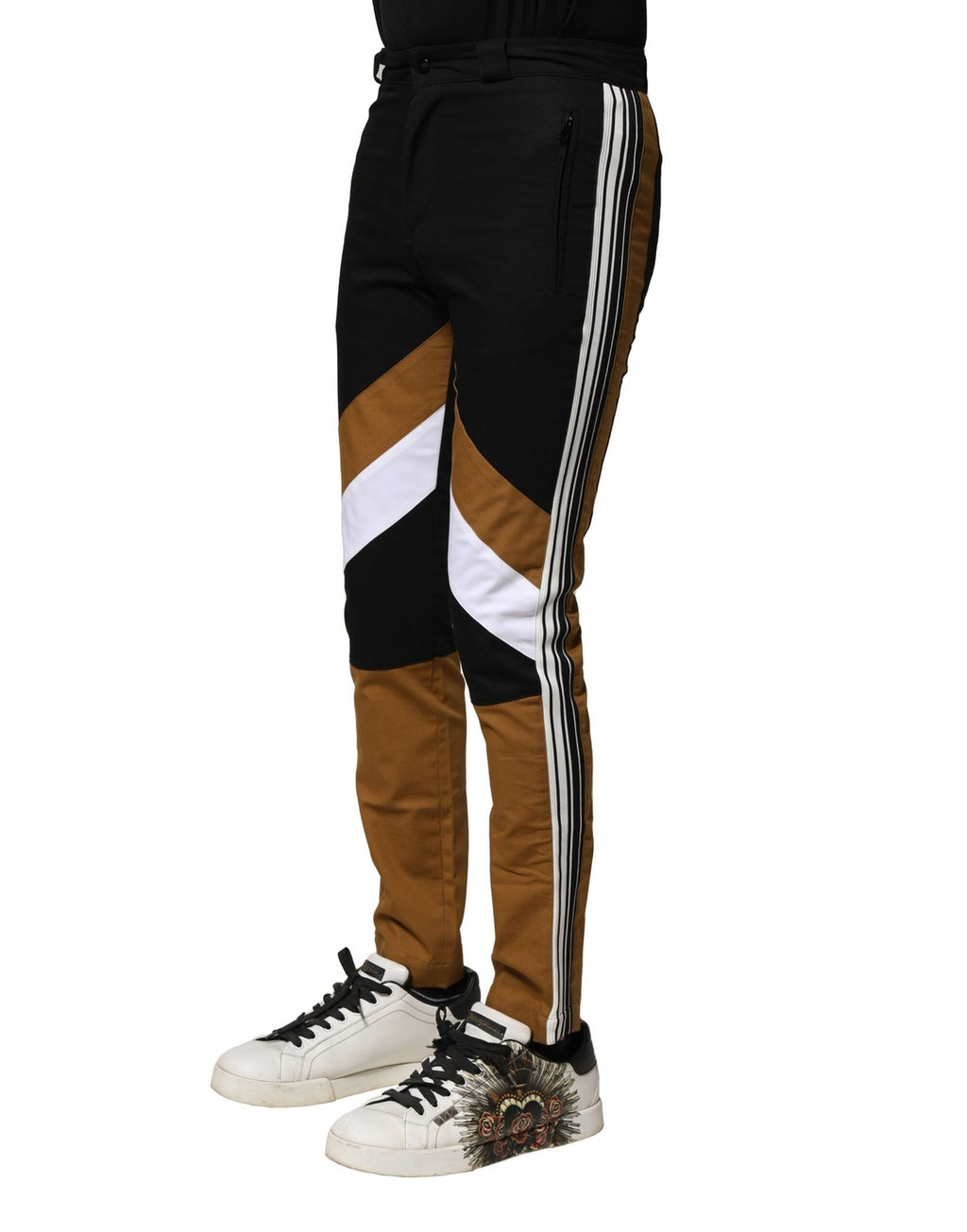 Pantalon homme slim en coton multicolore de Dolce & Gabbana, ajusté et élégant, visible en gros plan sur fond neutre.