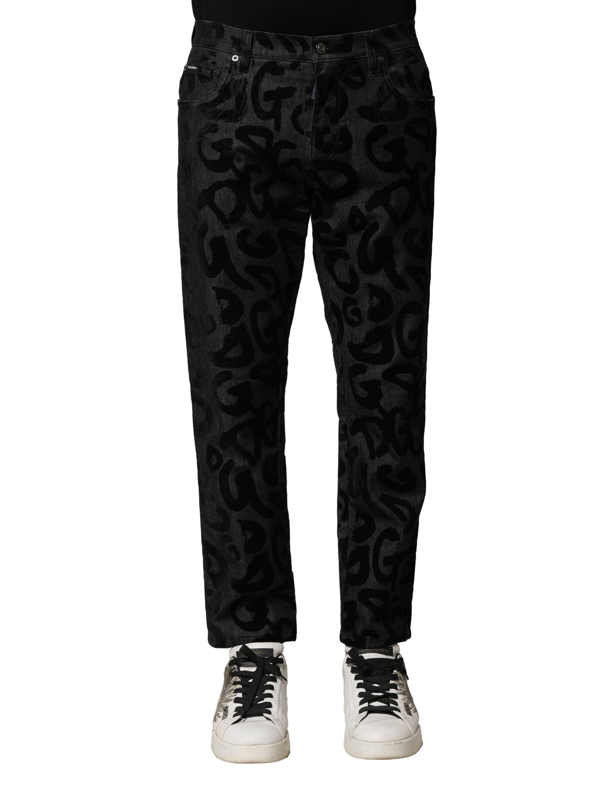 Jeans droits pour hommes Dolce & Gabbana en coton gris avec logo DG visible sur l'avant, style classique et élégant.