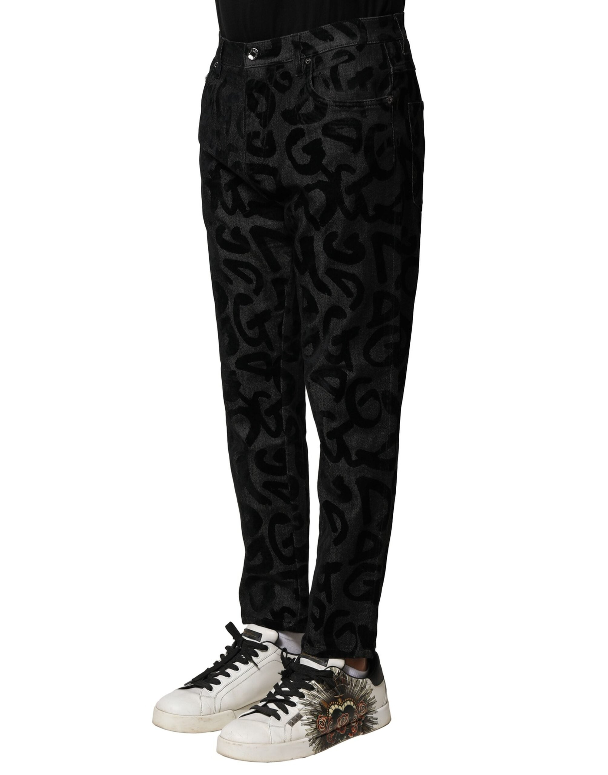 Jeans homme en denim gris Dolce & Gabbana avec logo DG, coupe droite, en coton, visible sur l'image.