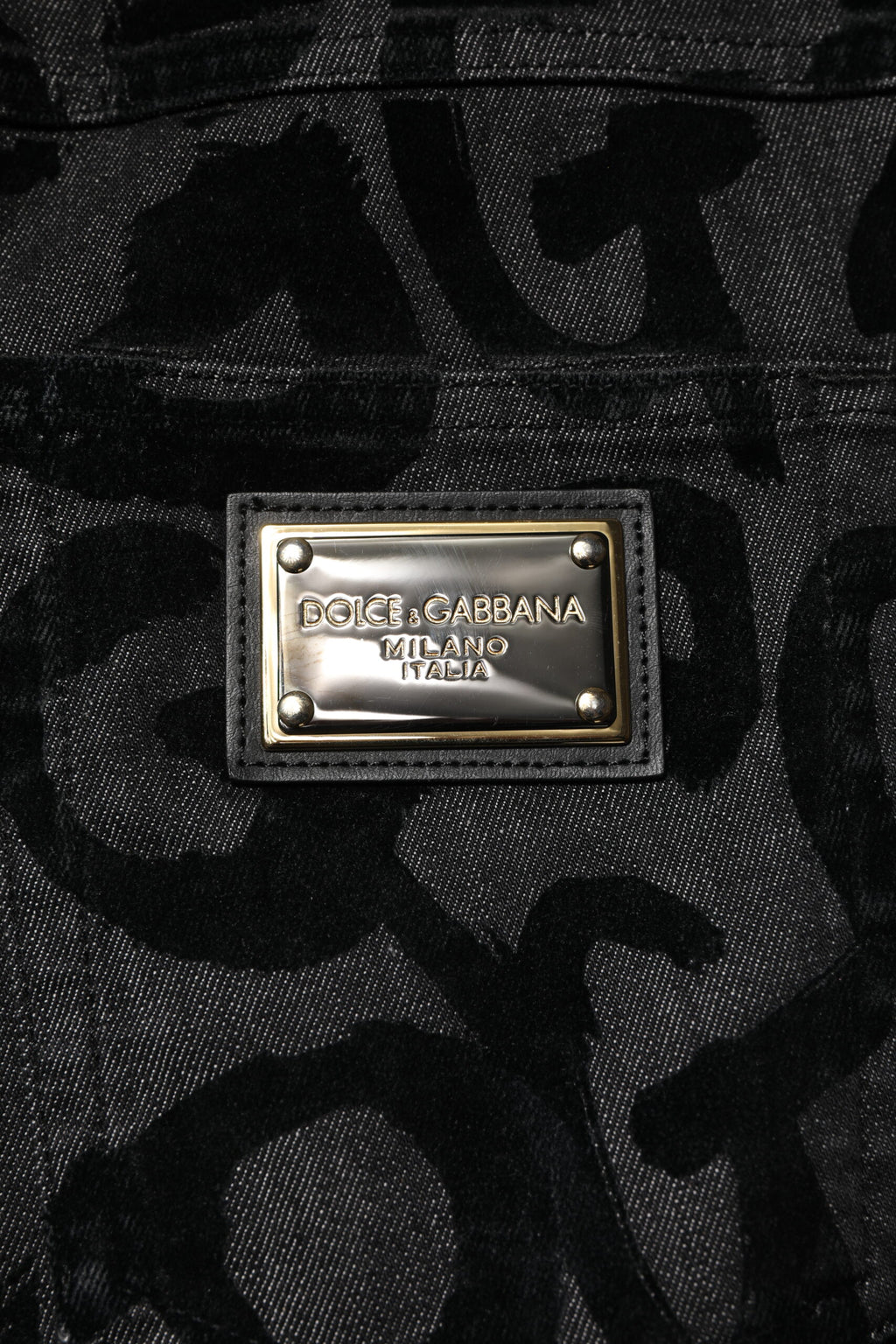 Jeans droits en denim gris Dolce & Gabbana pour homme avec logo DG visible, tissu en coton de haute qualité.