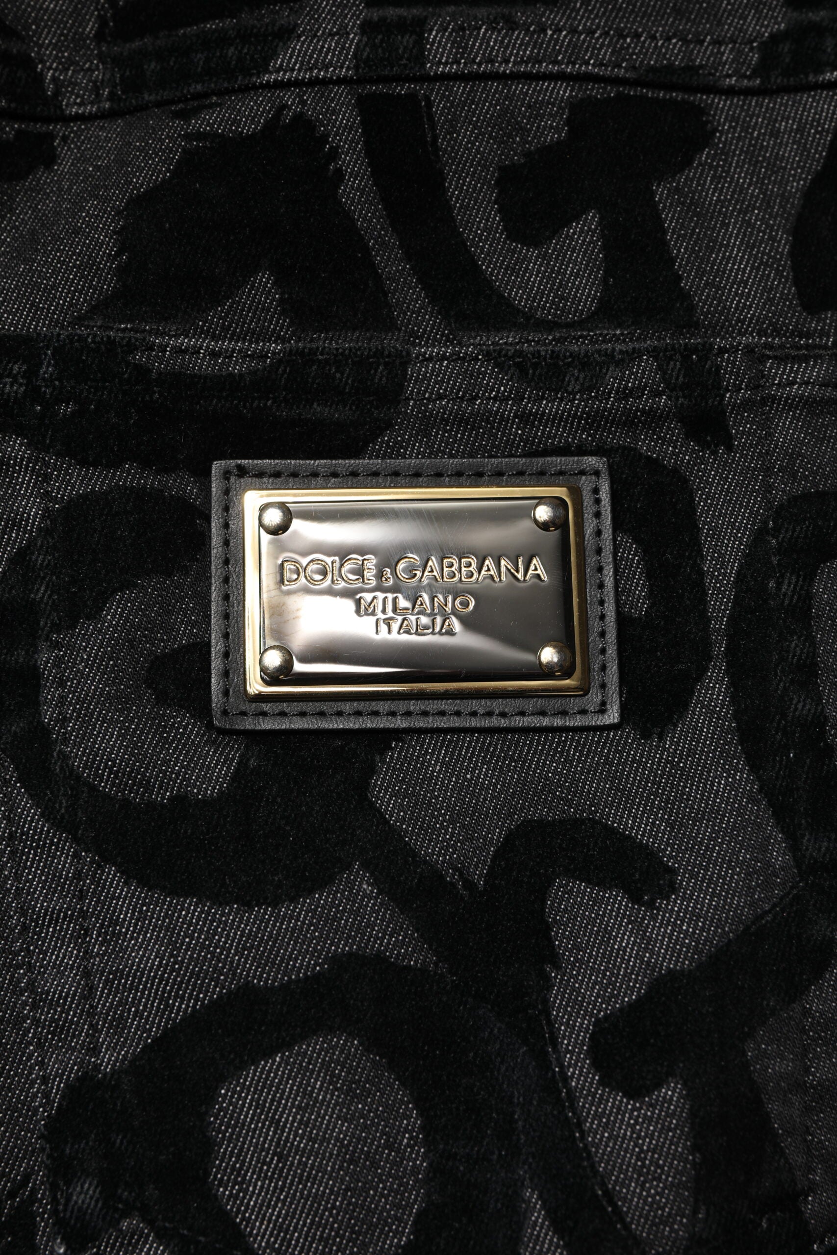 Jeans droits en denim gris Dolce & Gabbana pour homme avec logo DG visible, tissu en coton de haute qualité.