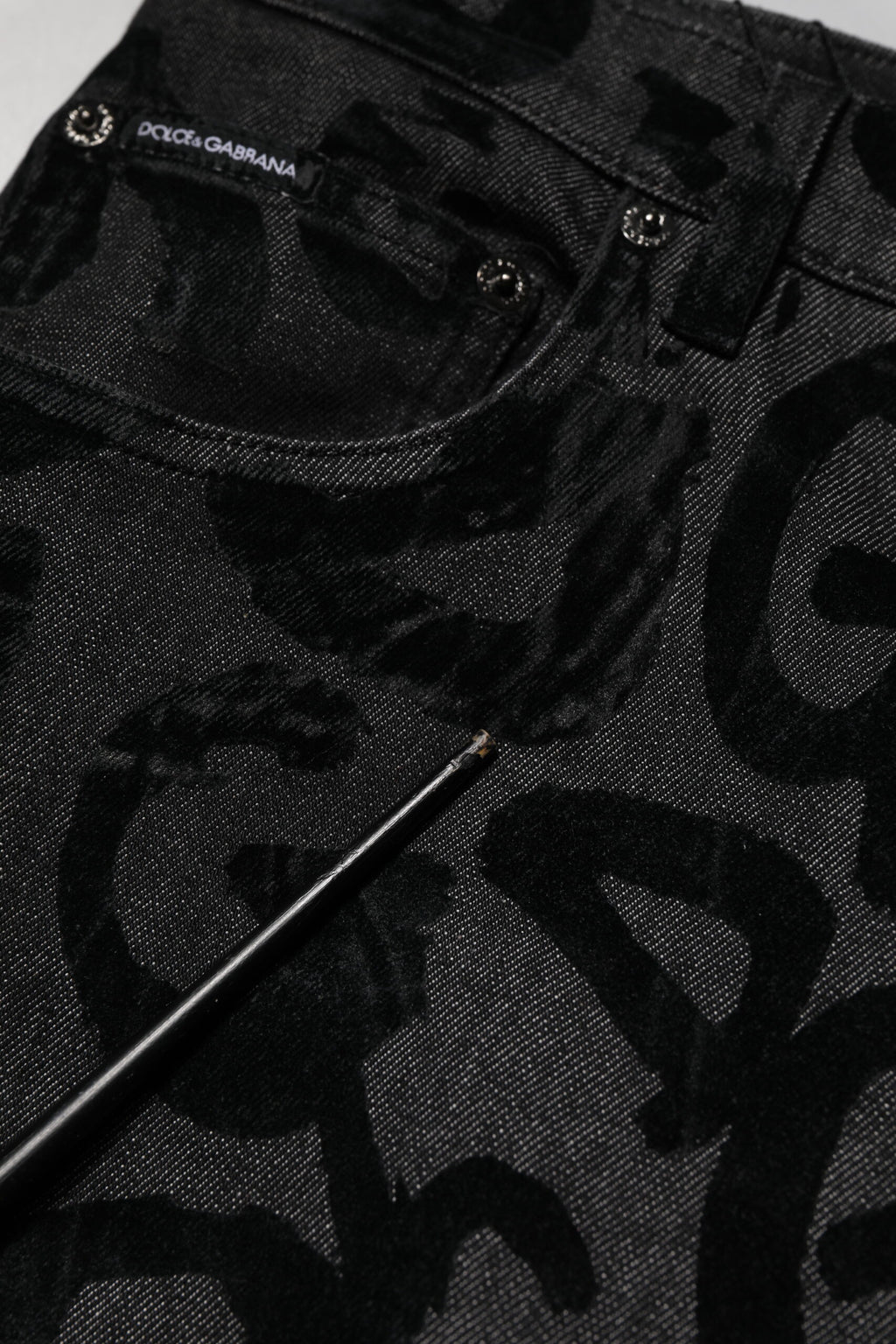 Jeans droits pour hommes en coton gris Dolce & Gabbana avec logo DG visible.