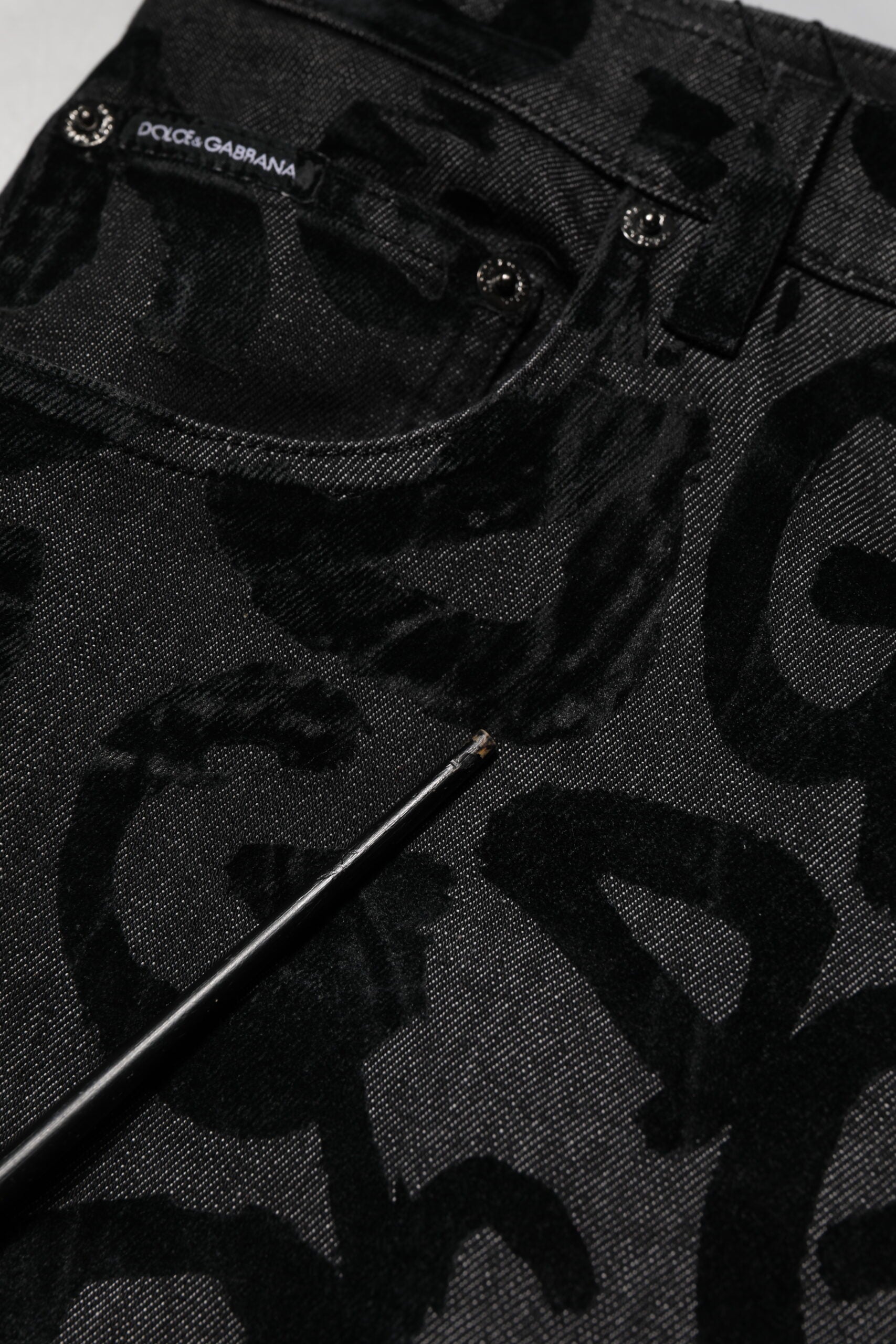 Jeans droits pour hommes en coton gris Dolce & Gabbana avec logo DG visible.