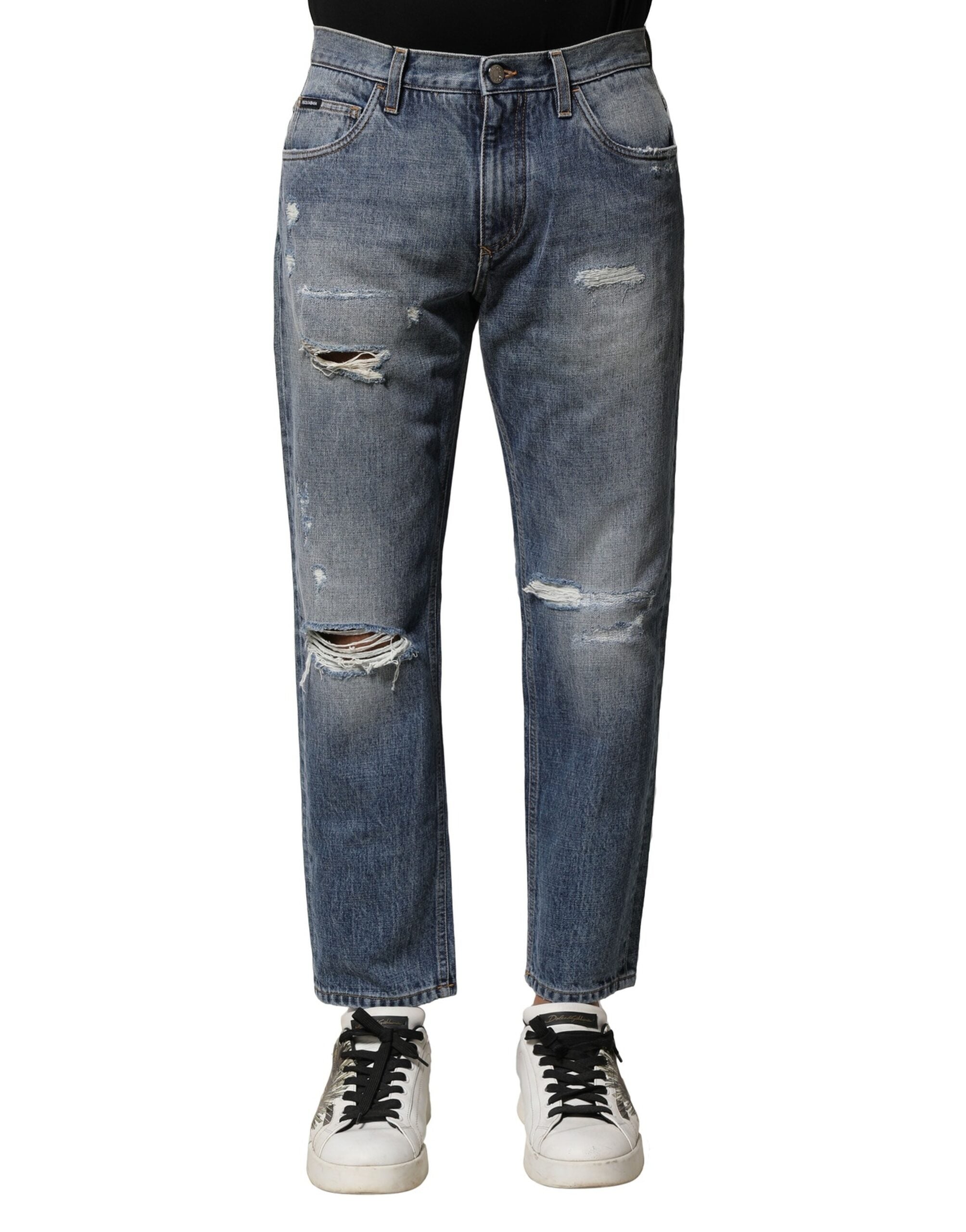 Jeans en denim délavé bleu Dolce & Gabbana, coupe droite, usés et déchirés, style décontracté et tendance.