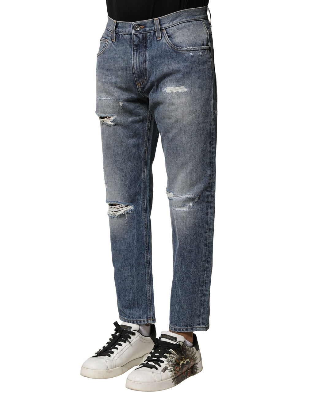 Jeans en jean délavé bleu usé de coupe droite Dolce & Gabbana, style déchiré et tendance, visible en gros plan.
