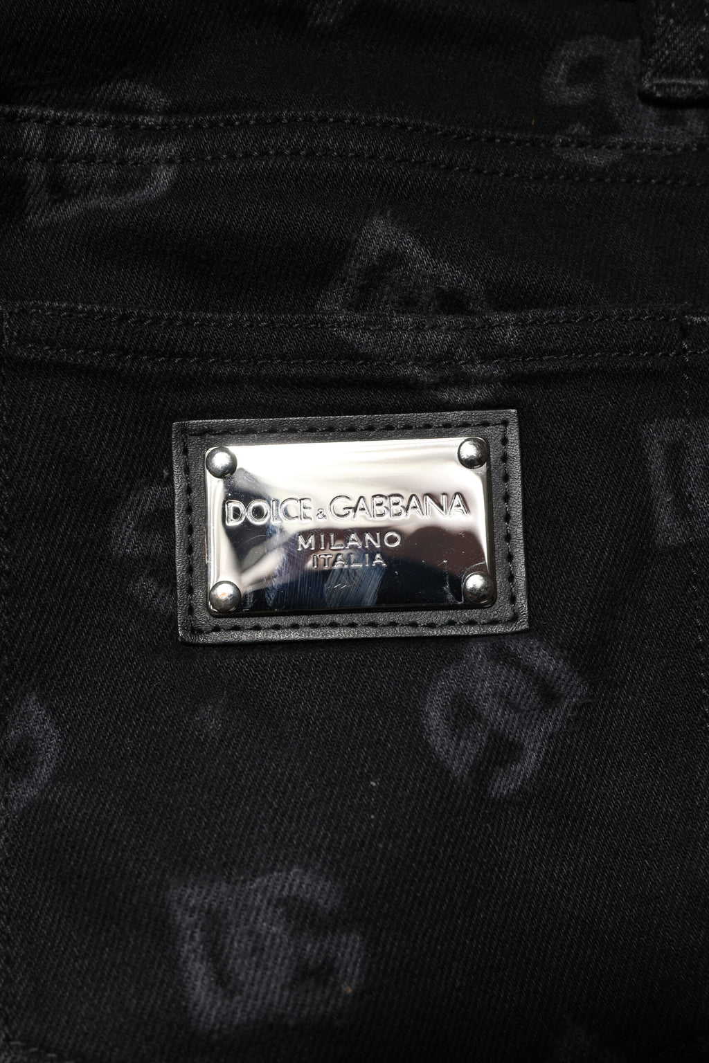 Jean skinny en denim noir Dolce & Gabbana avec logo DG, pour homme, aspect ajusté et style moderne.