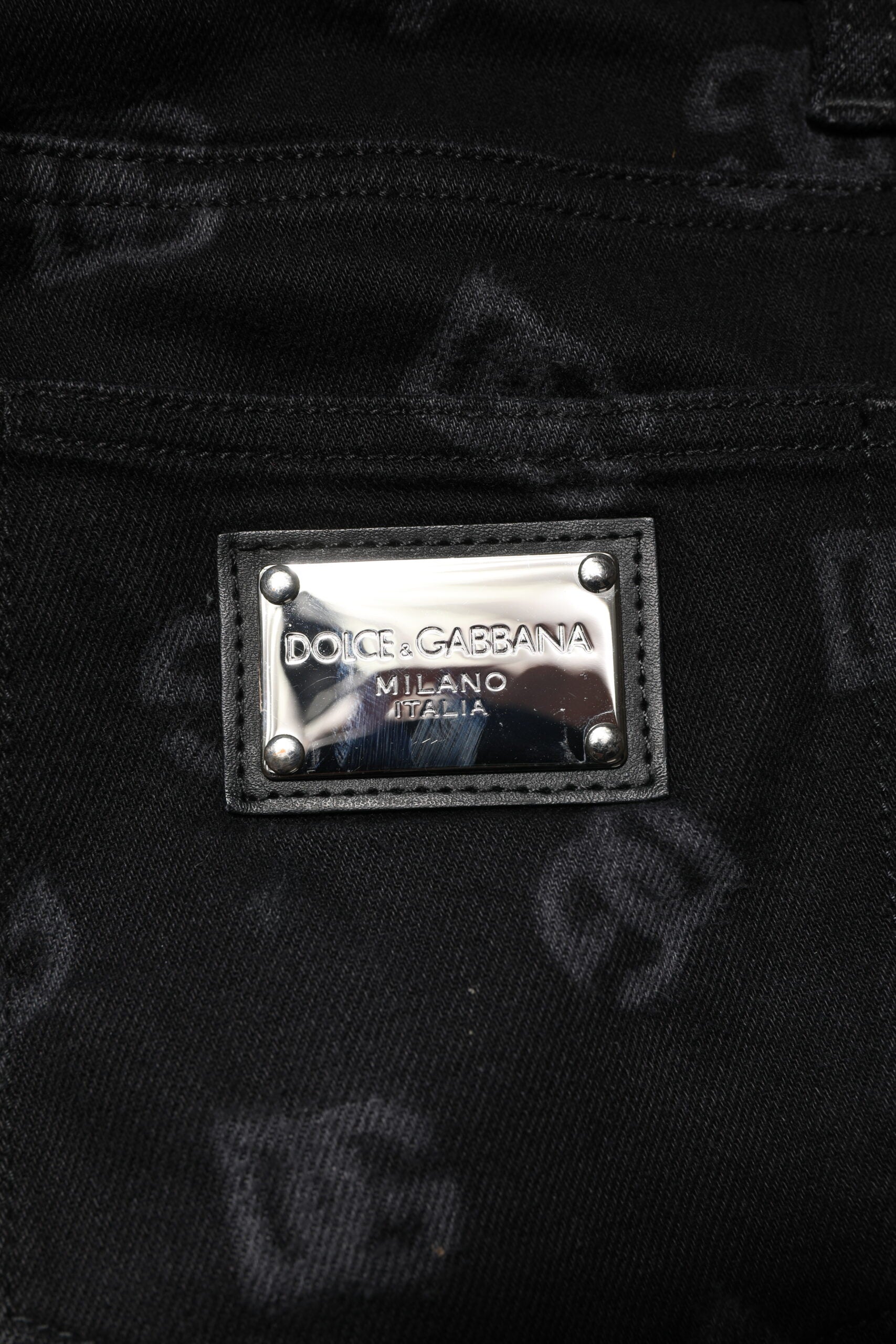 Jean skinny en denim noir Dolce & Gabbana avec logo DG, pour homme, aspect ajusté et style moderne.
