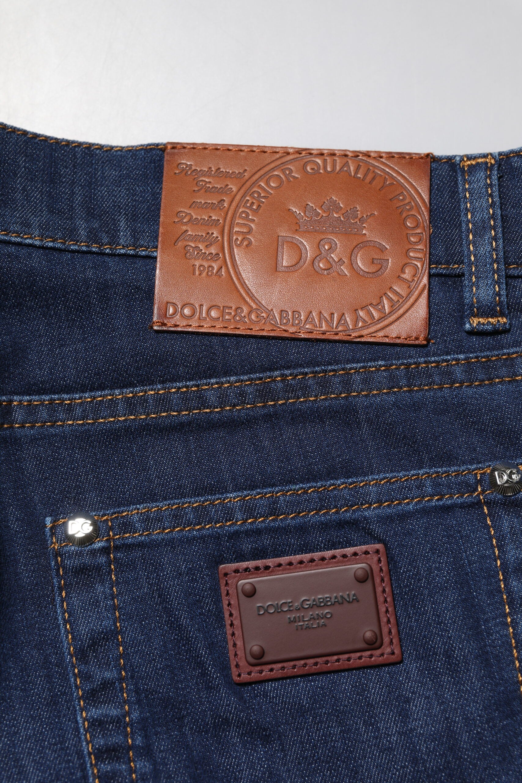 Jeans homme Dolce & Gabbana bleu en coton stretch skinny, coupe ajustée et moderne, visible en détail sur la photo.